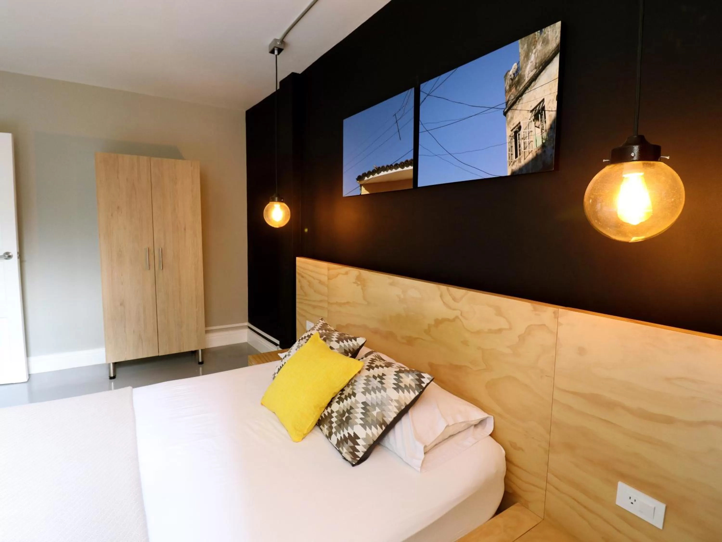 Bed in 554 Apartments