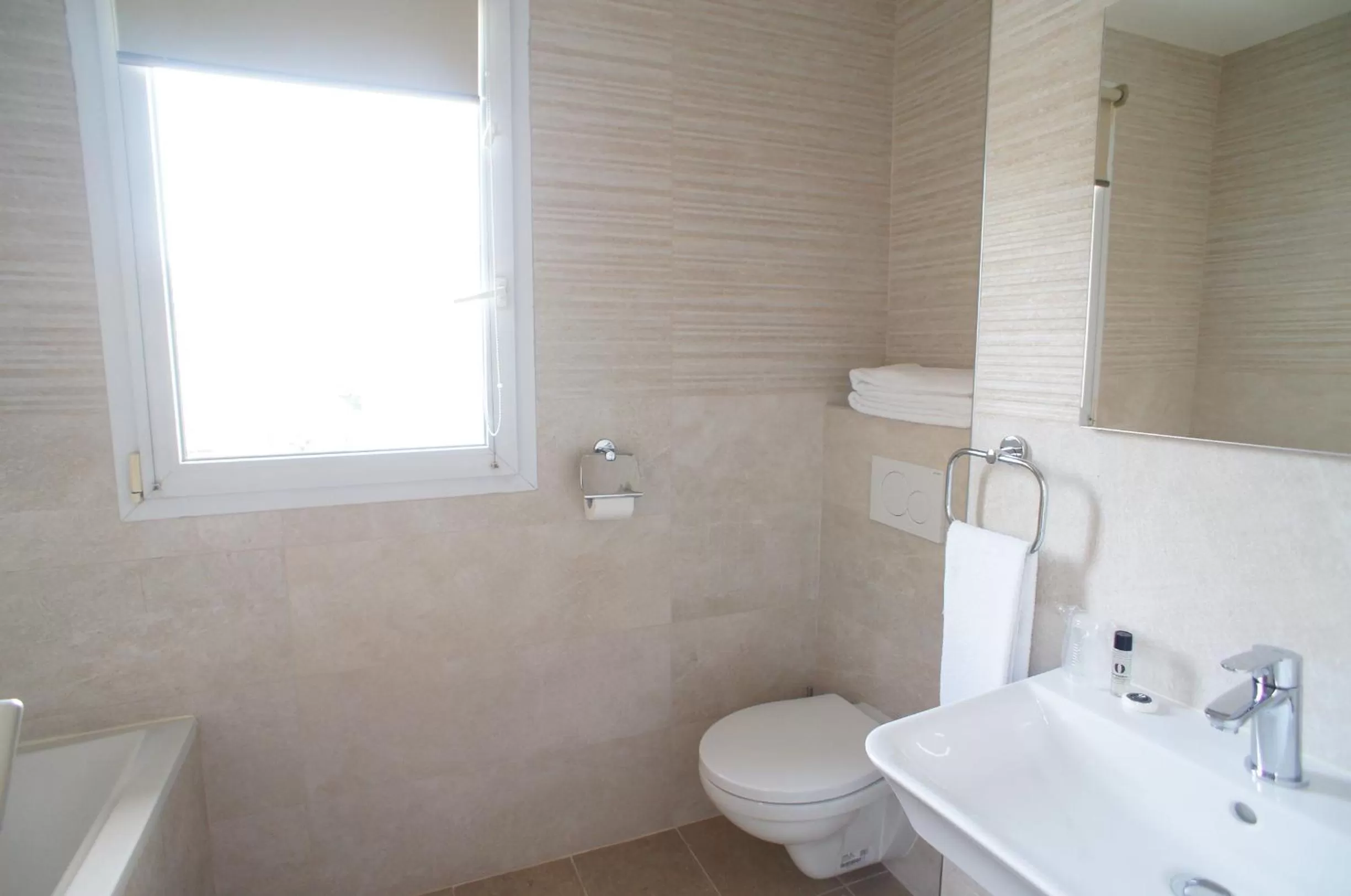 Bathroom in Hôtel De France