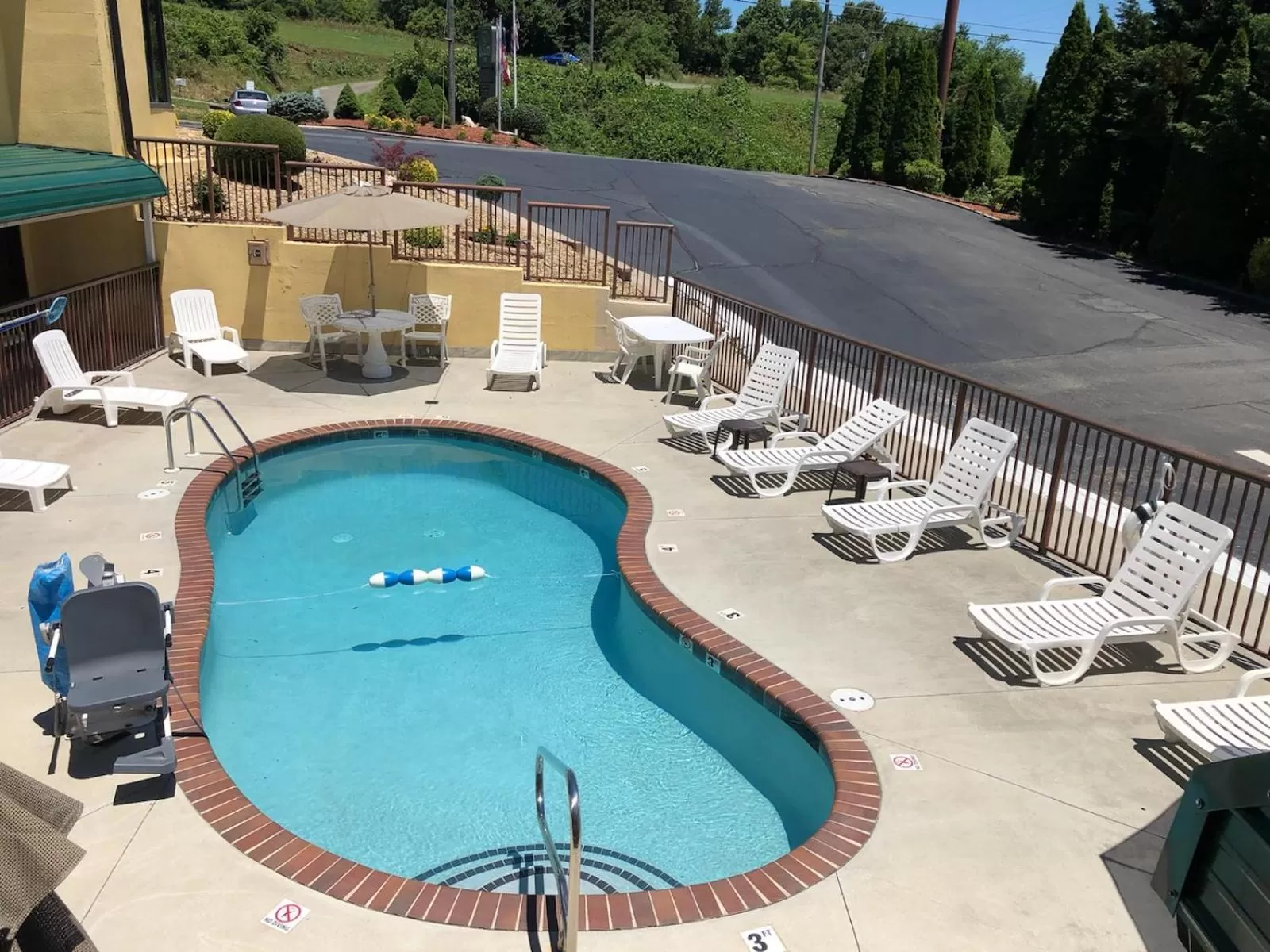 Swimming pool in Quality Inn Hillsville