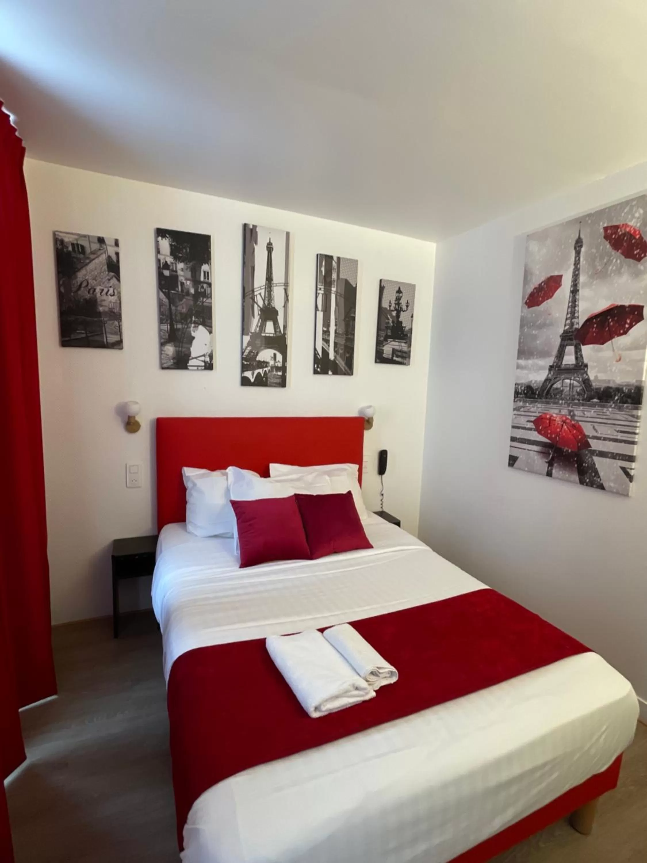 Bed in Hôtel de Bordeaux