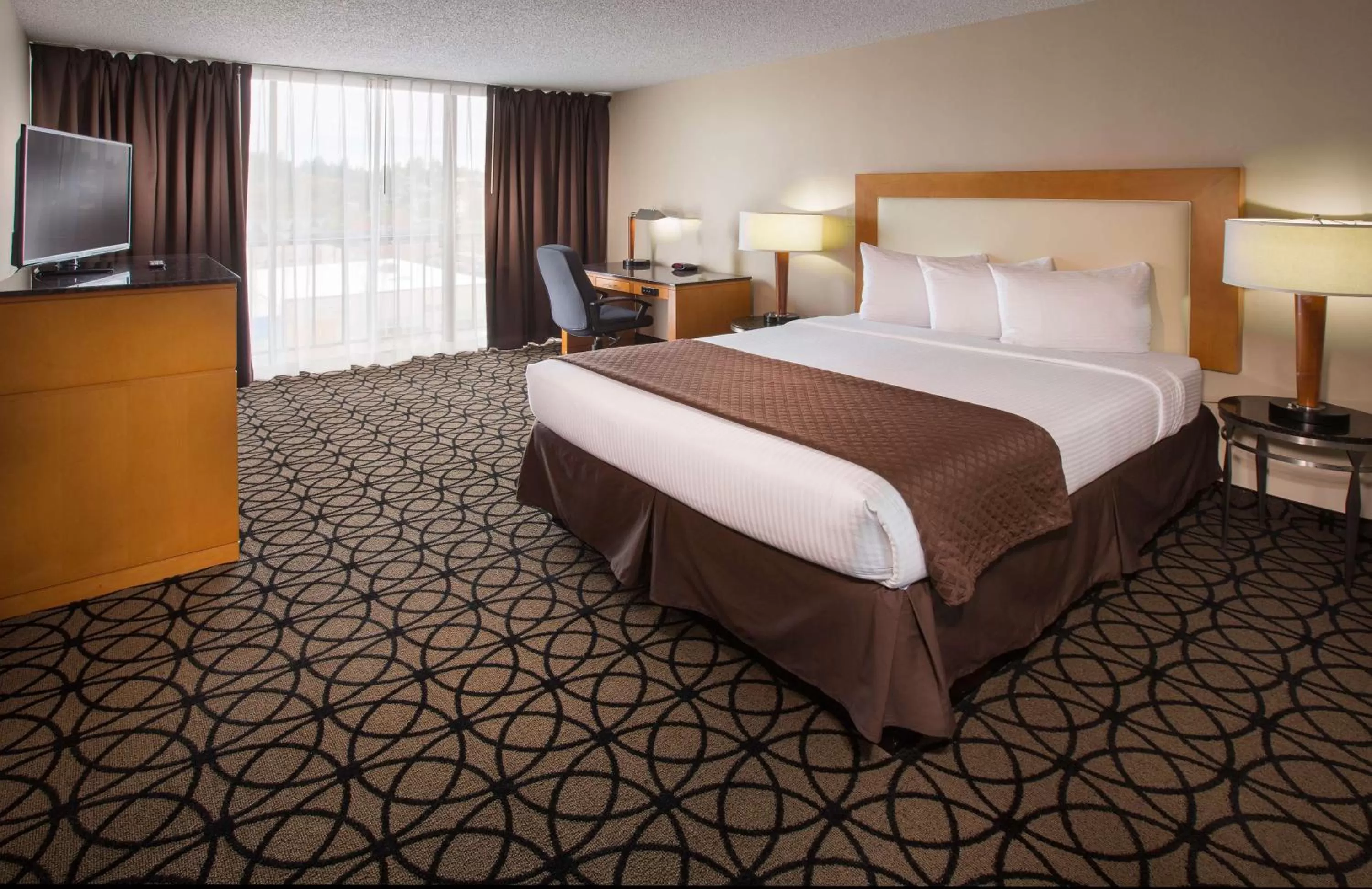 Bed in Red Lion Inn & Suites Olympia, Governor Hotel