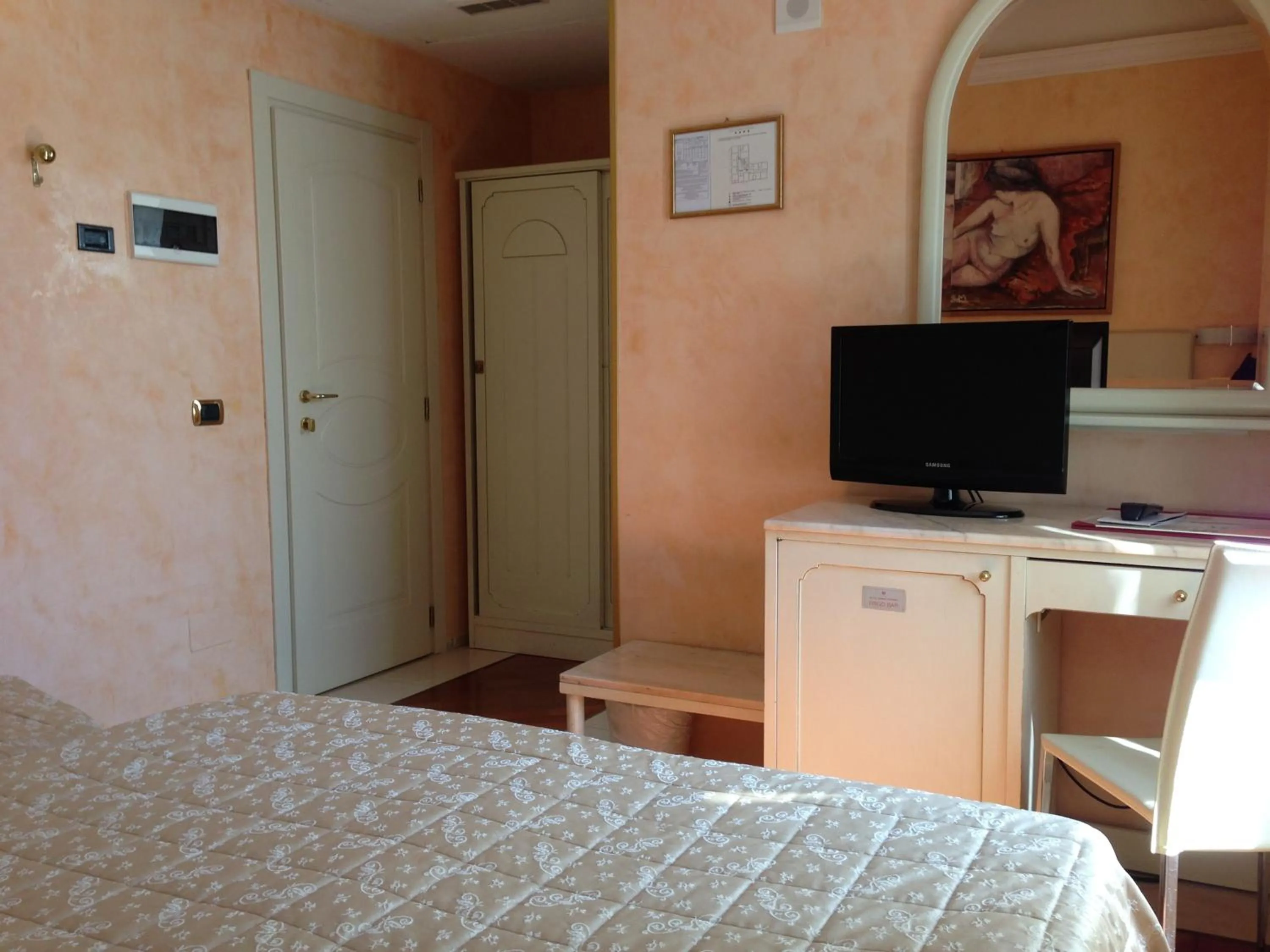 Decorative detail, Bed in Hotel Vienna Ostenda e Ristorante il Danubio