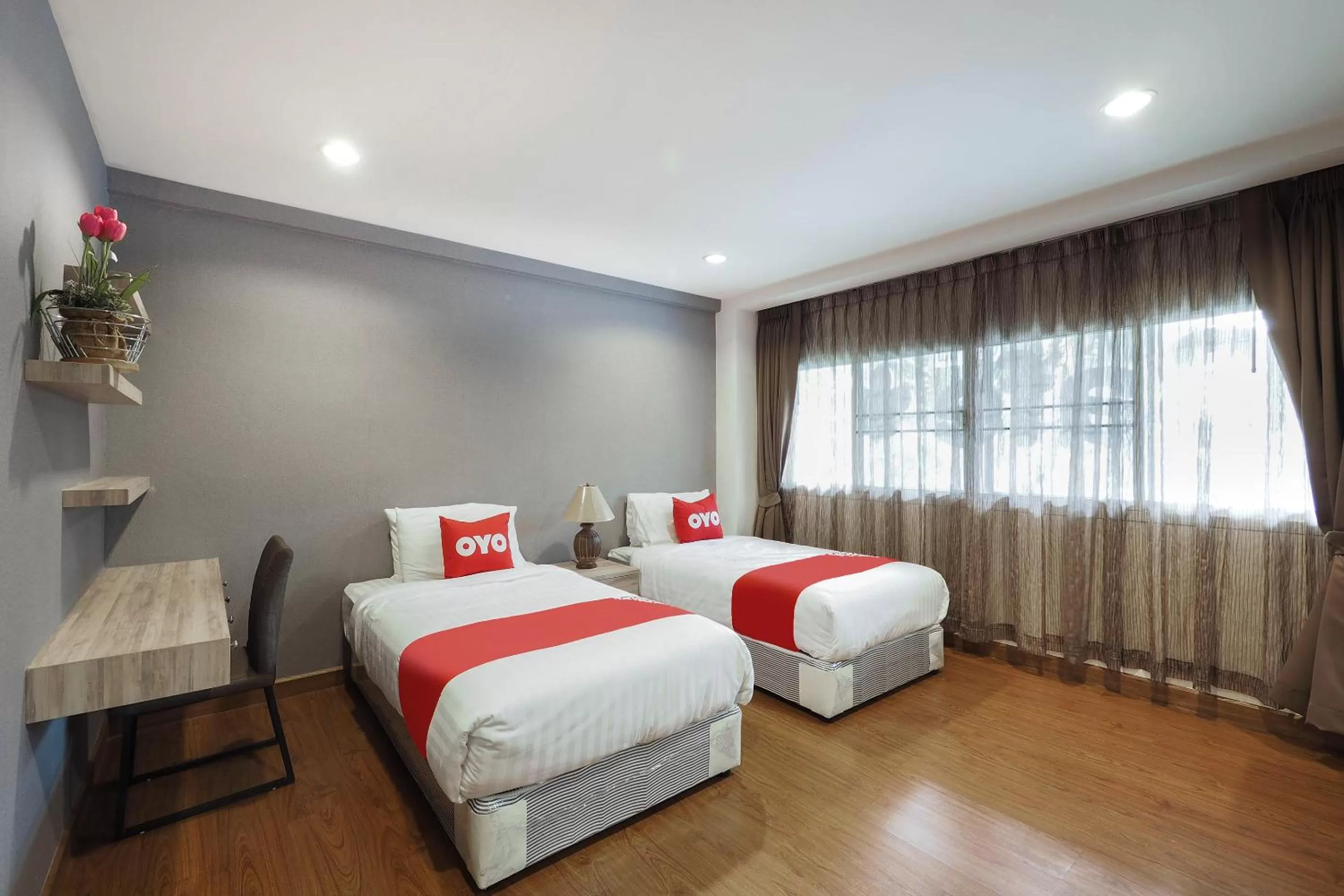 Large Twin Room in OYO 995 Blue Cafe Apartment