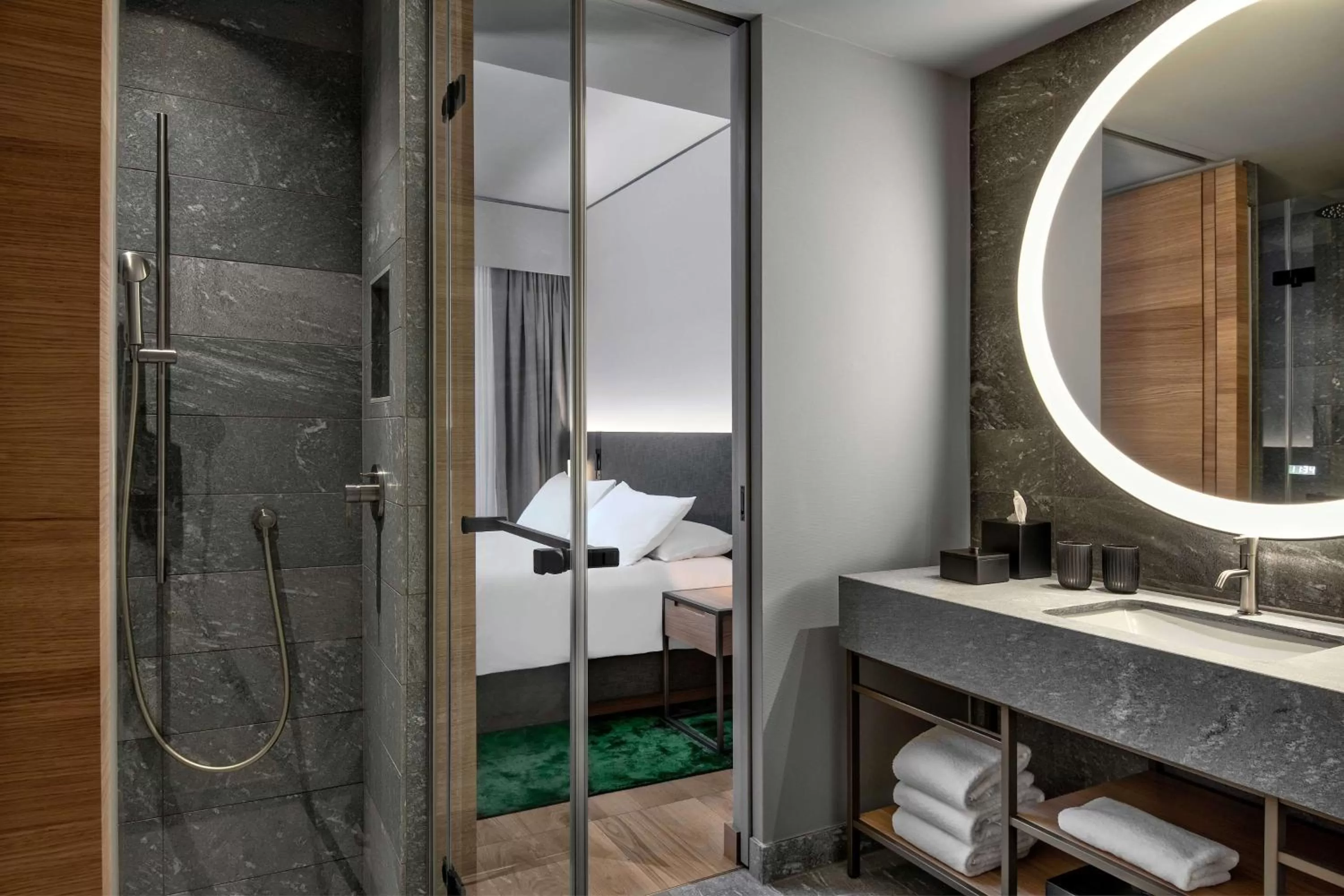Shower, Bed in Hyatt Regency Zurich Airport Circle