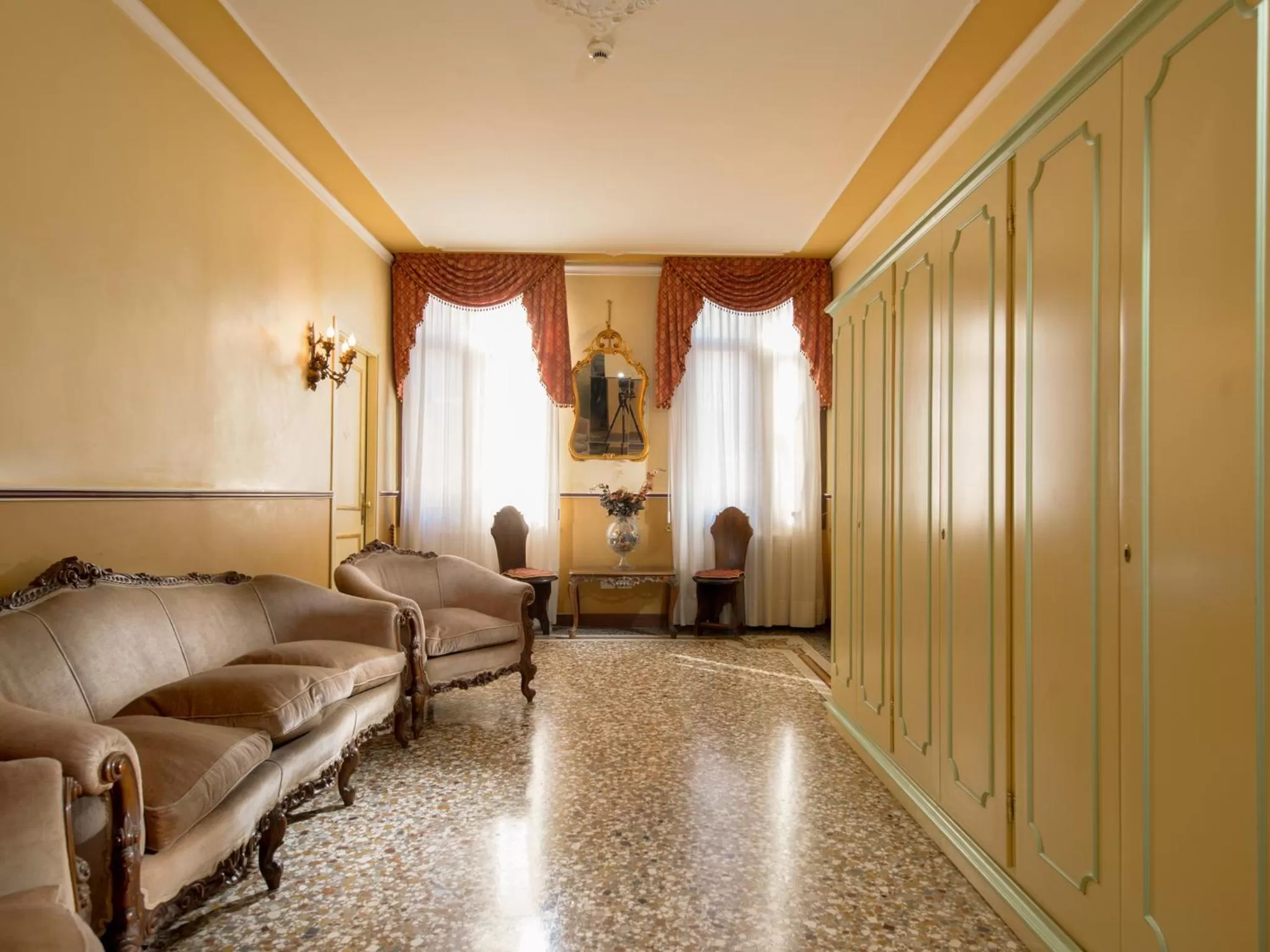 Communal lounge/ TV room in Centauro Hotel