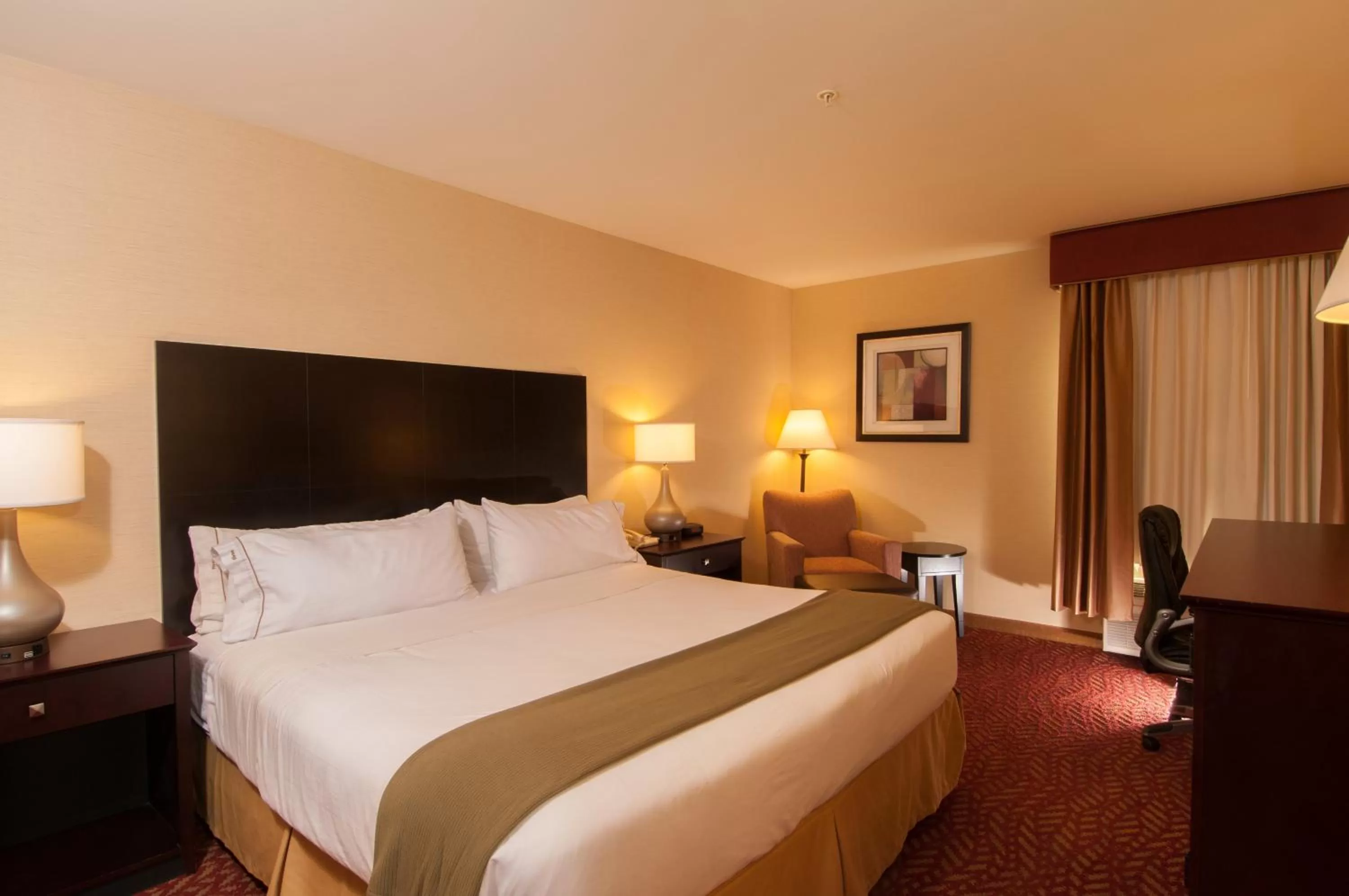 Photo of the whole room, Bed in Holiday Inn Express Vernon-Manchester by IHG
