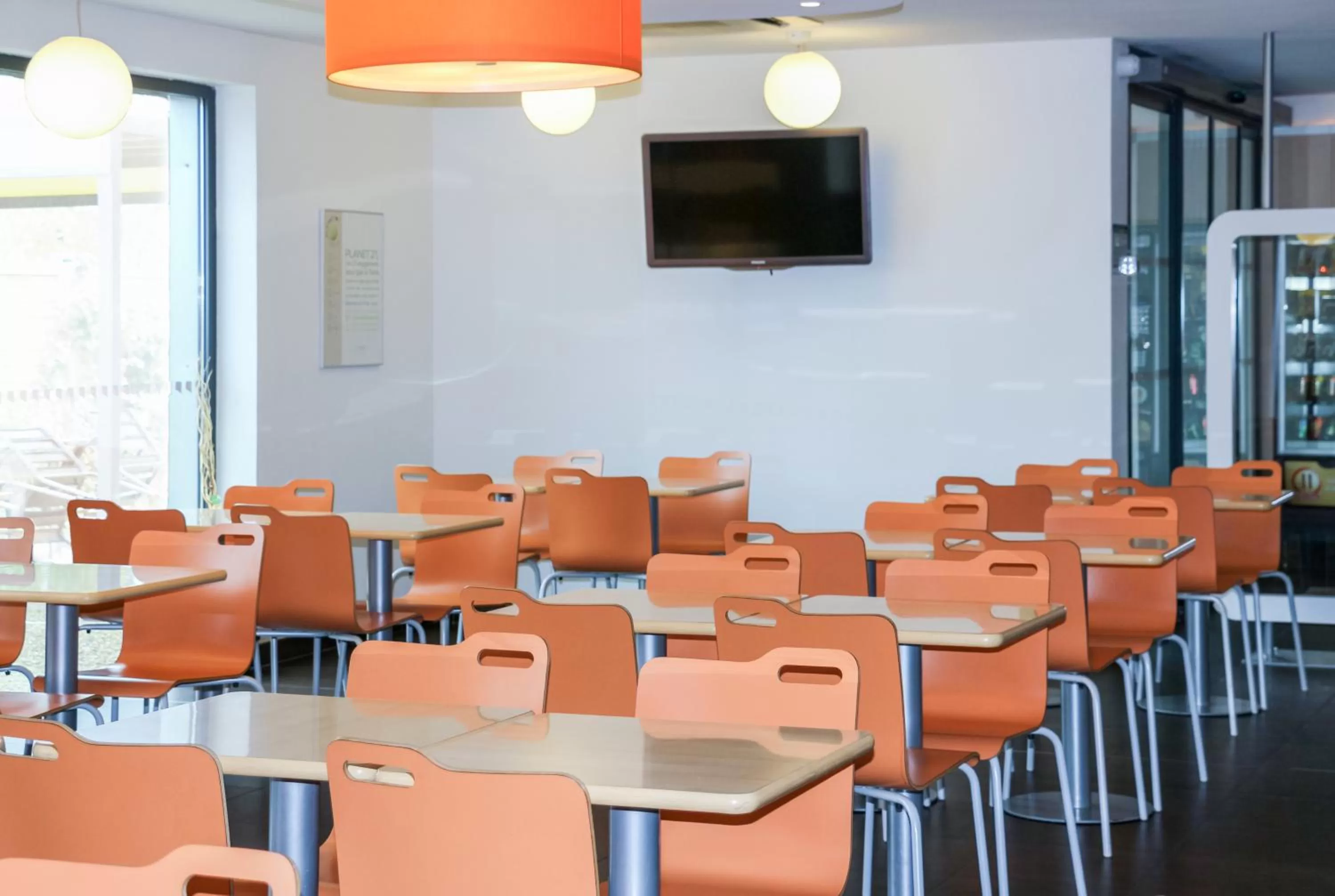 Communal lounge/ TV room in ibis budget Castelnaudary - A61