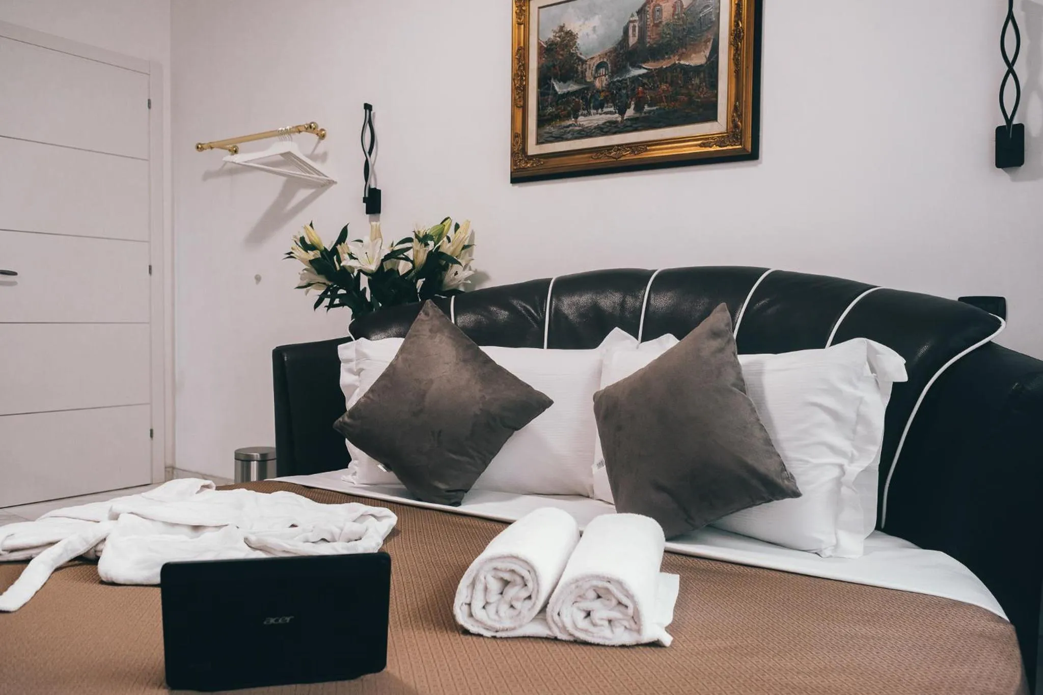 Bed in Gregorio VII Luxury Suites San Damaso