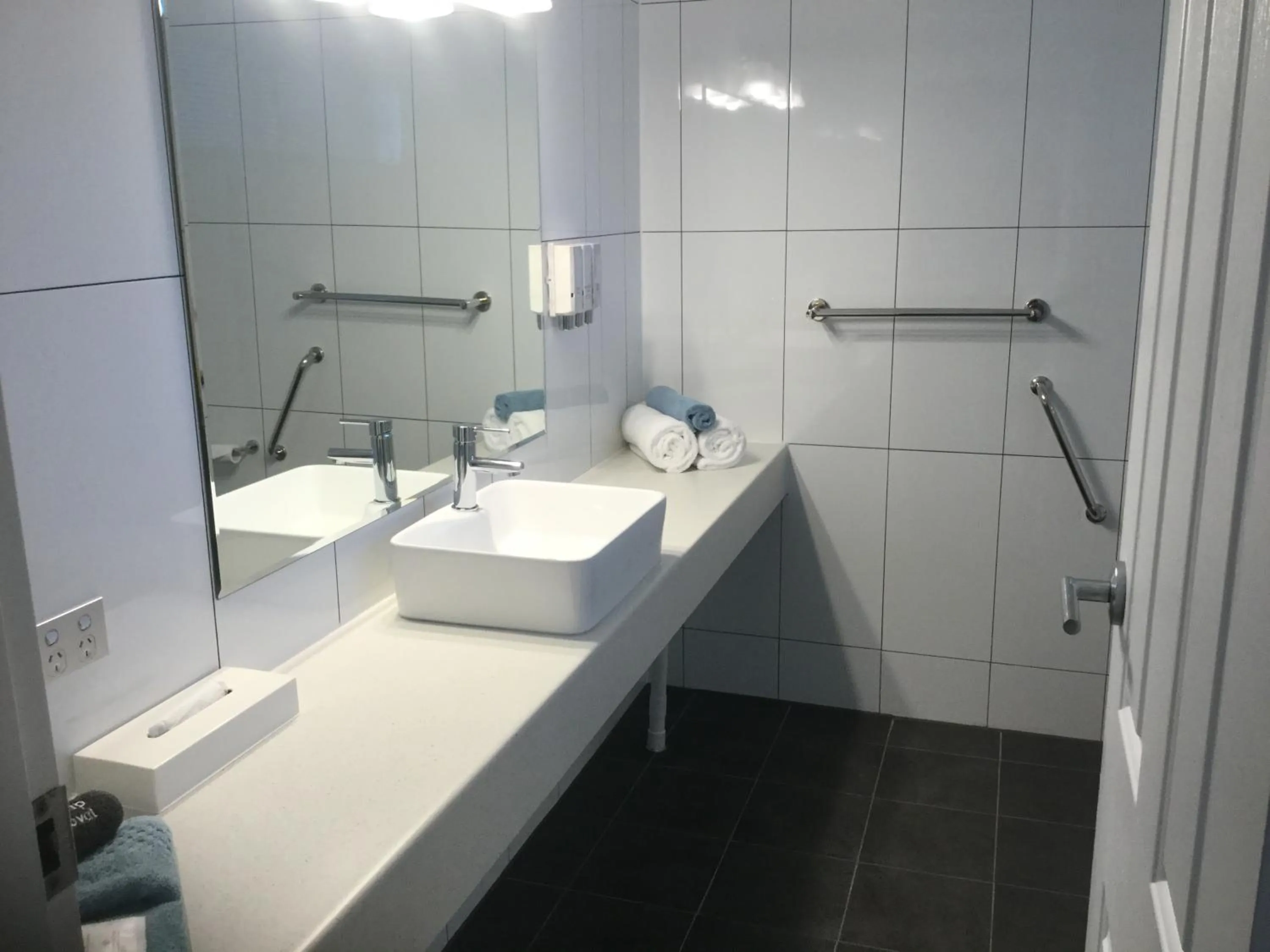 Bathroom in Albury Townhouse Motel