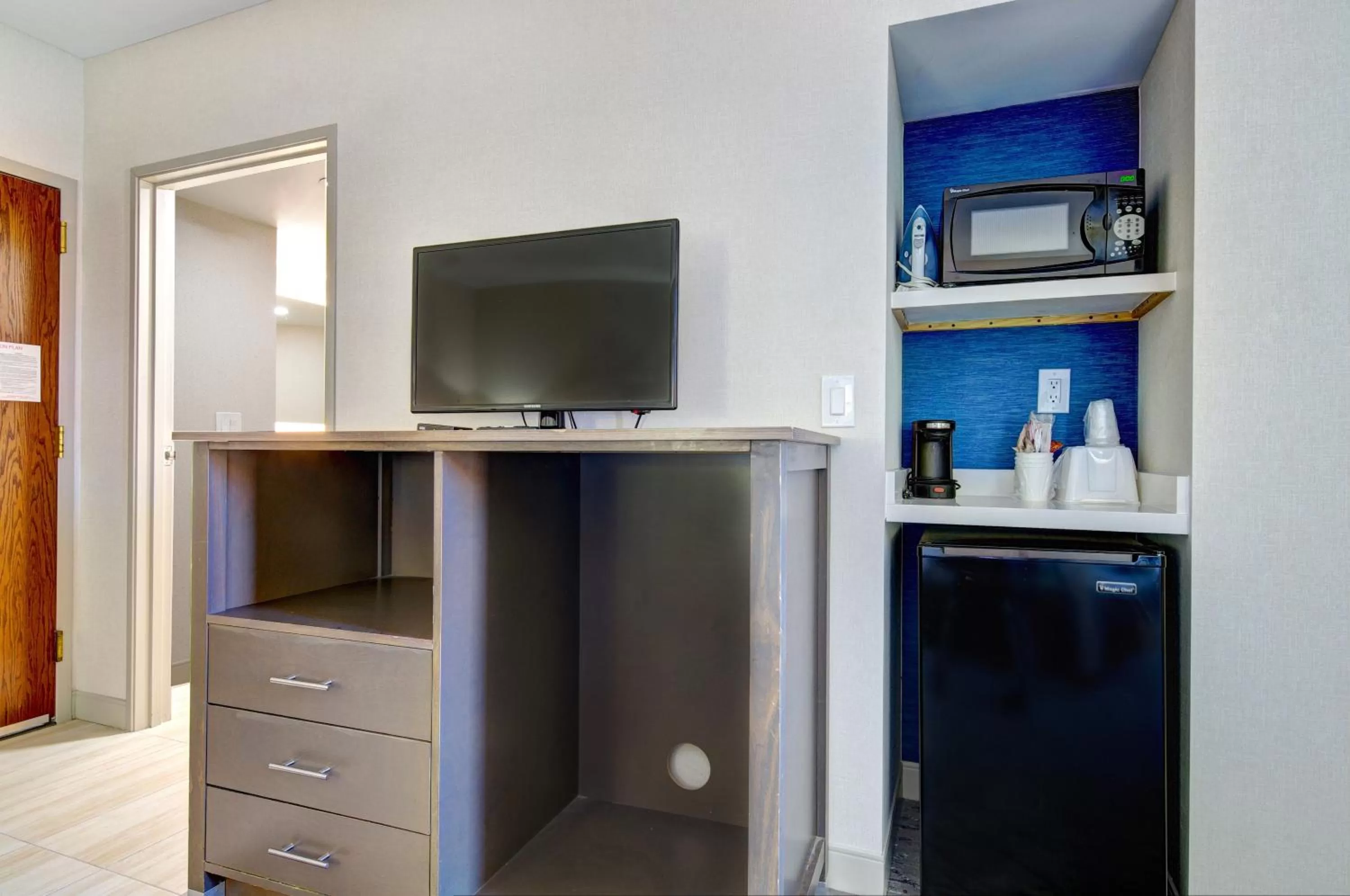 TV and multimedia in Holiday Inn Express & Suites Phoenix - Tempe by IHG