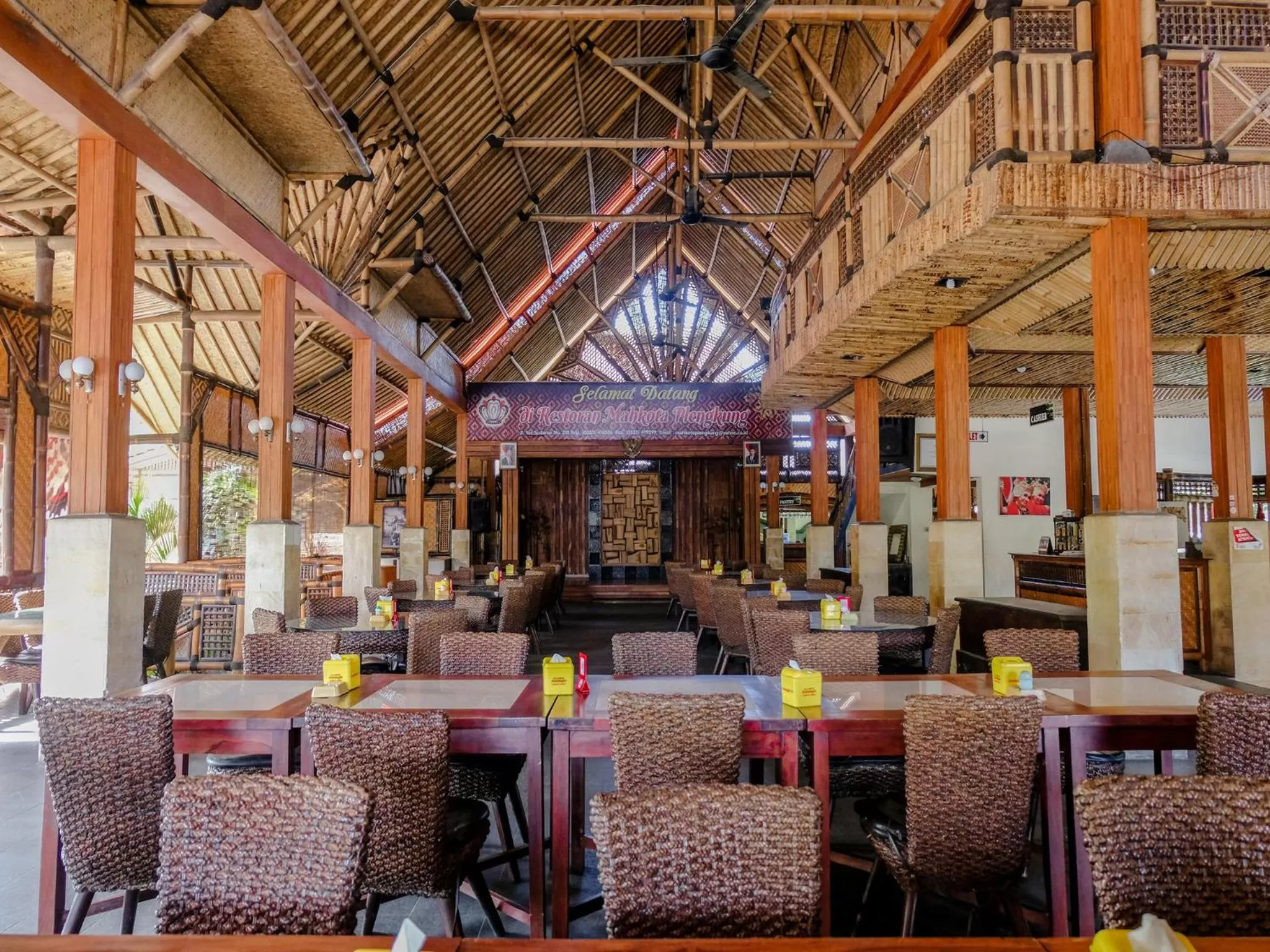 Restaurant/places to eat in Hotel Mahkota Plengkung by ecommerceloka