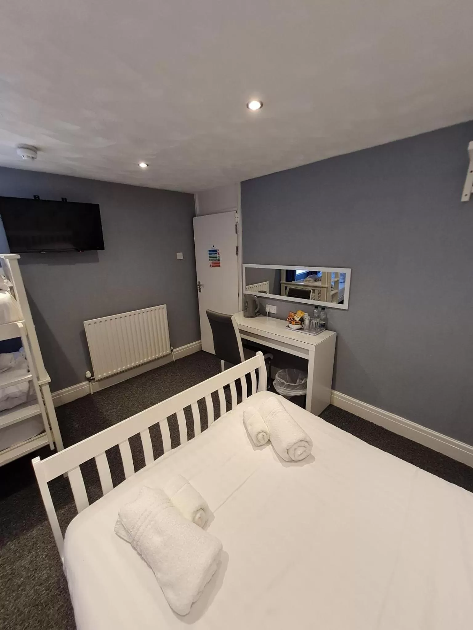 Bedroom, Bed in Queens Plaza Hotel