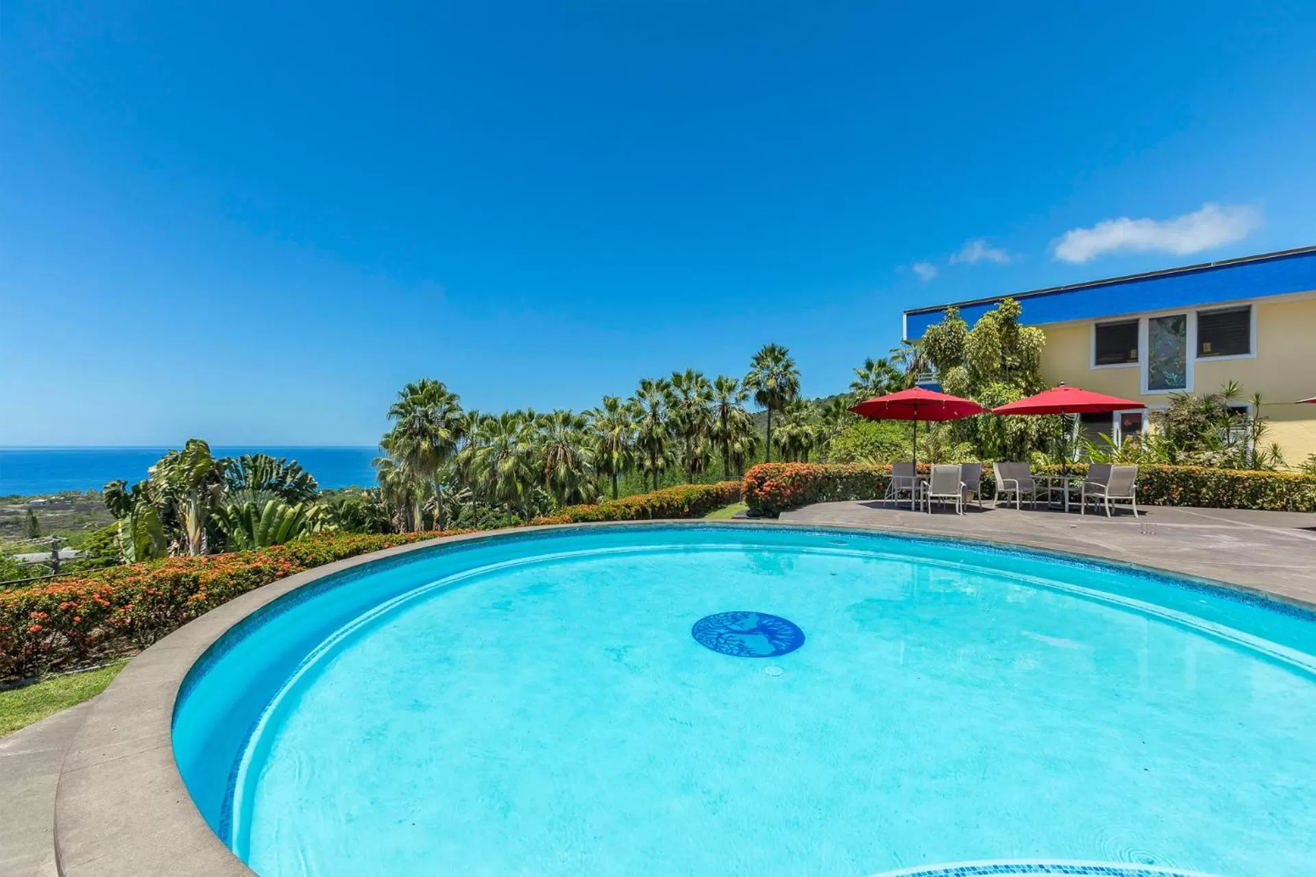 Swimming pool in Luana Inn