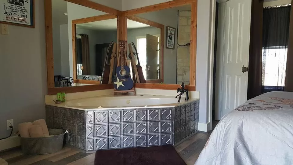 Queen Room with Spa Bath and Fireplace in Full Moon Inn