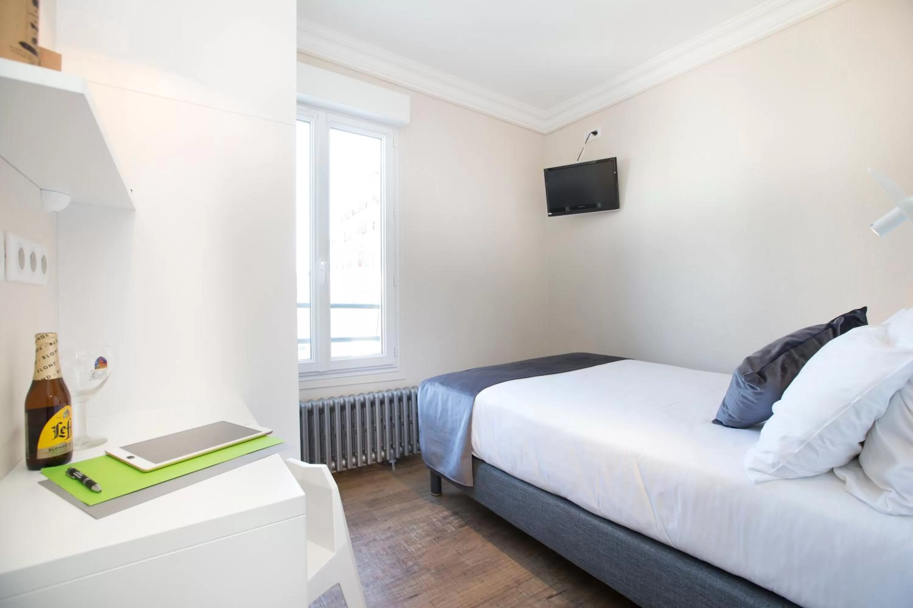 Bed in HOTEL DE PARIS MONTPARNASSE