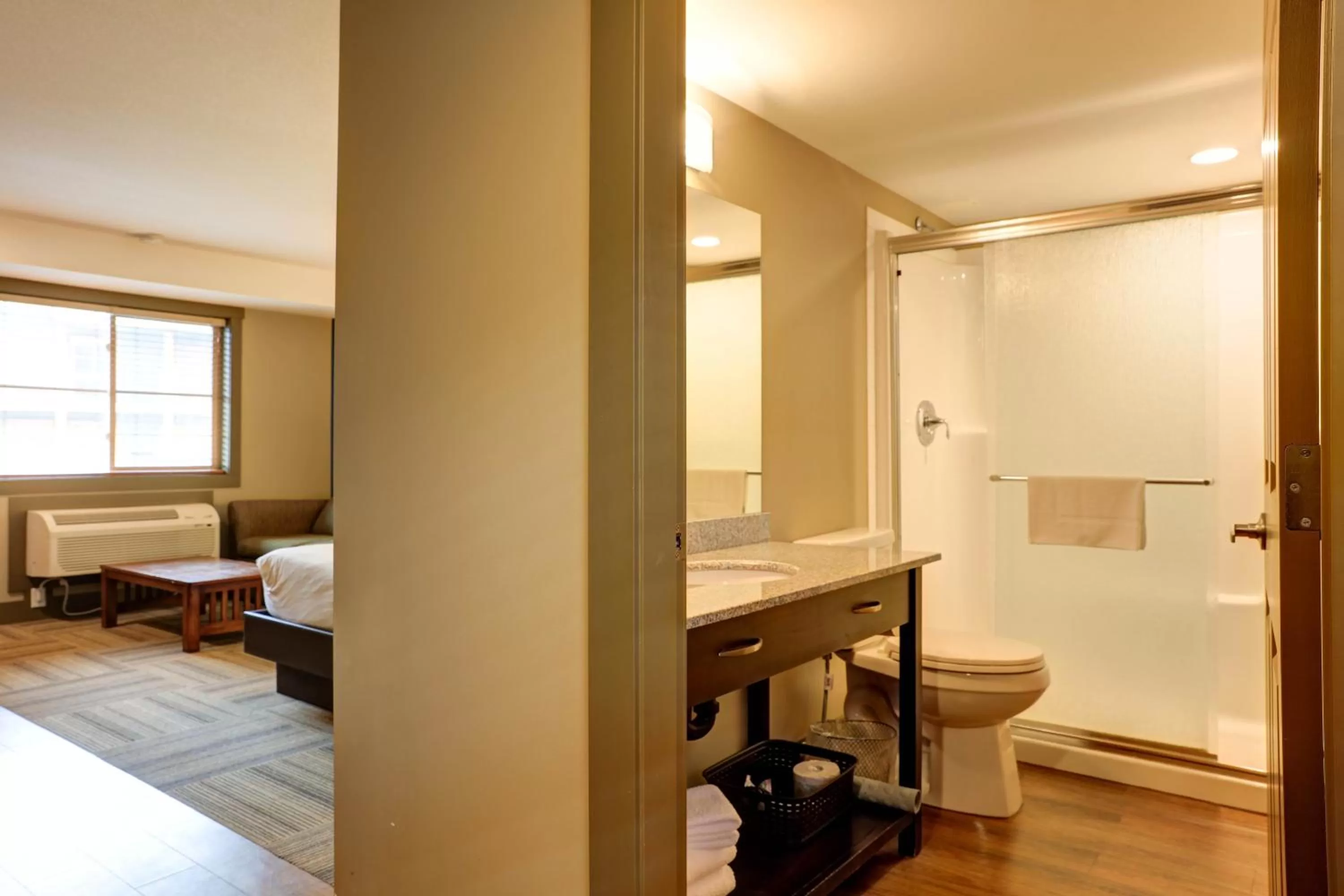 Bathroom, Bed in Vedder River Inn