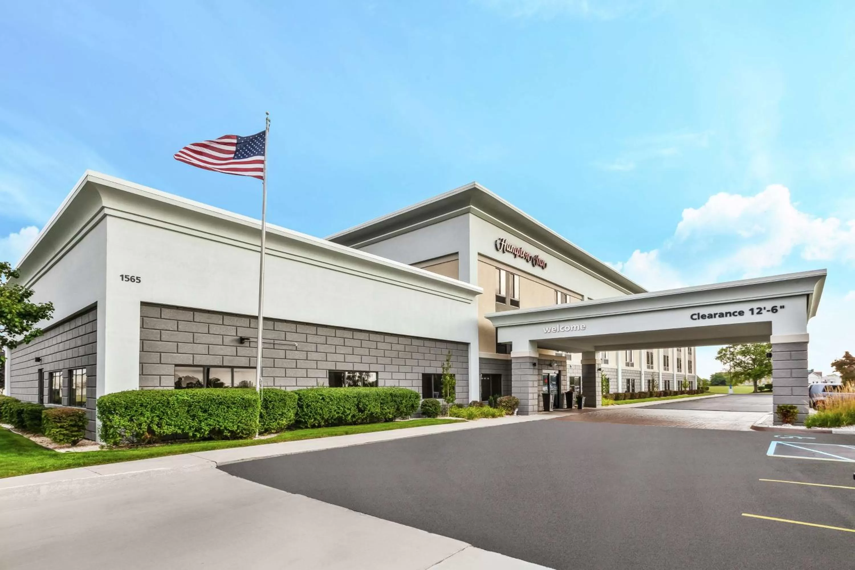 Property building in Hampton Inn Monroe