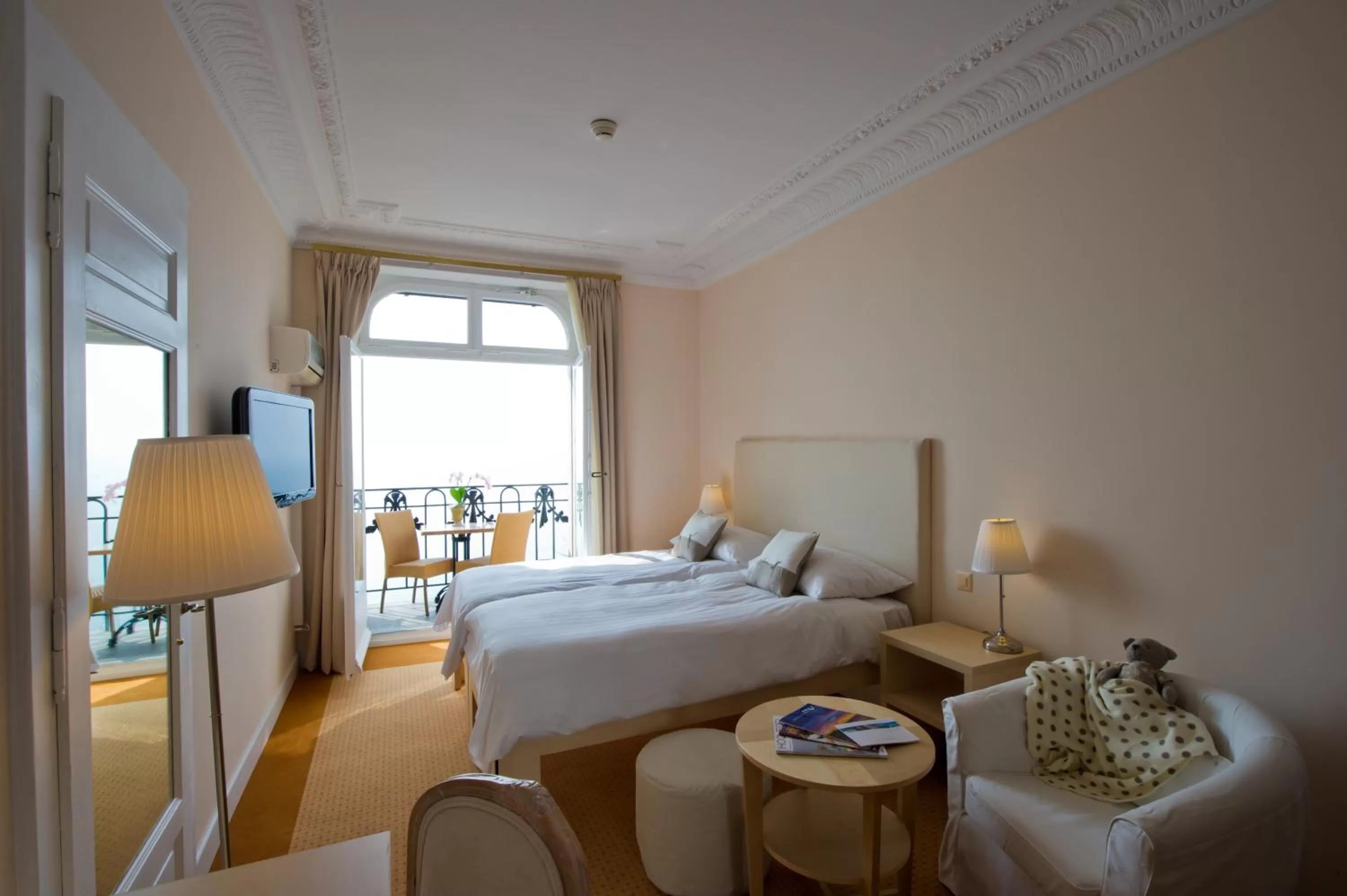 Bed in Hôtel du Grand Lac Excelsior