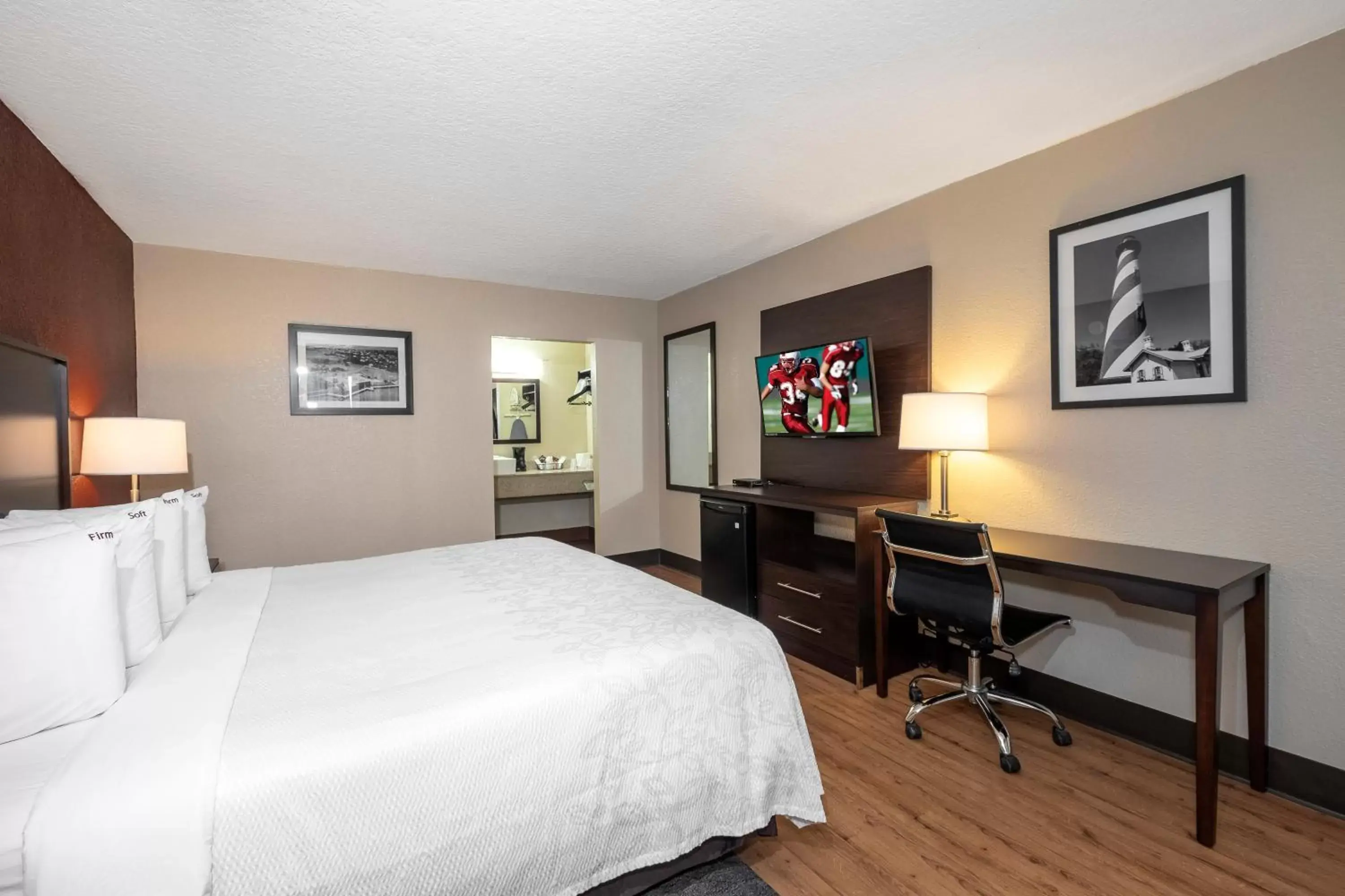 Standard King Room Disability Access Roll-In Shower Non-Smoking in Red Roof Inn PLUS+ St. Augustine Standard King Room Disability Access Roll-In Shower Non-Smoking in Red Roof Inn PLUS+ St. Augustine