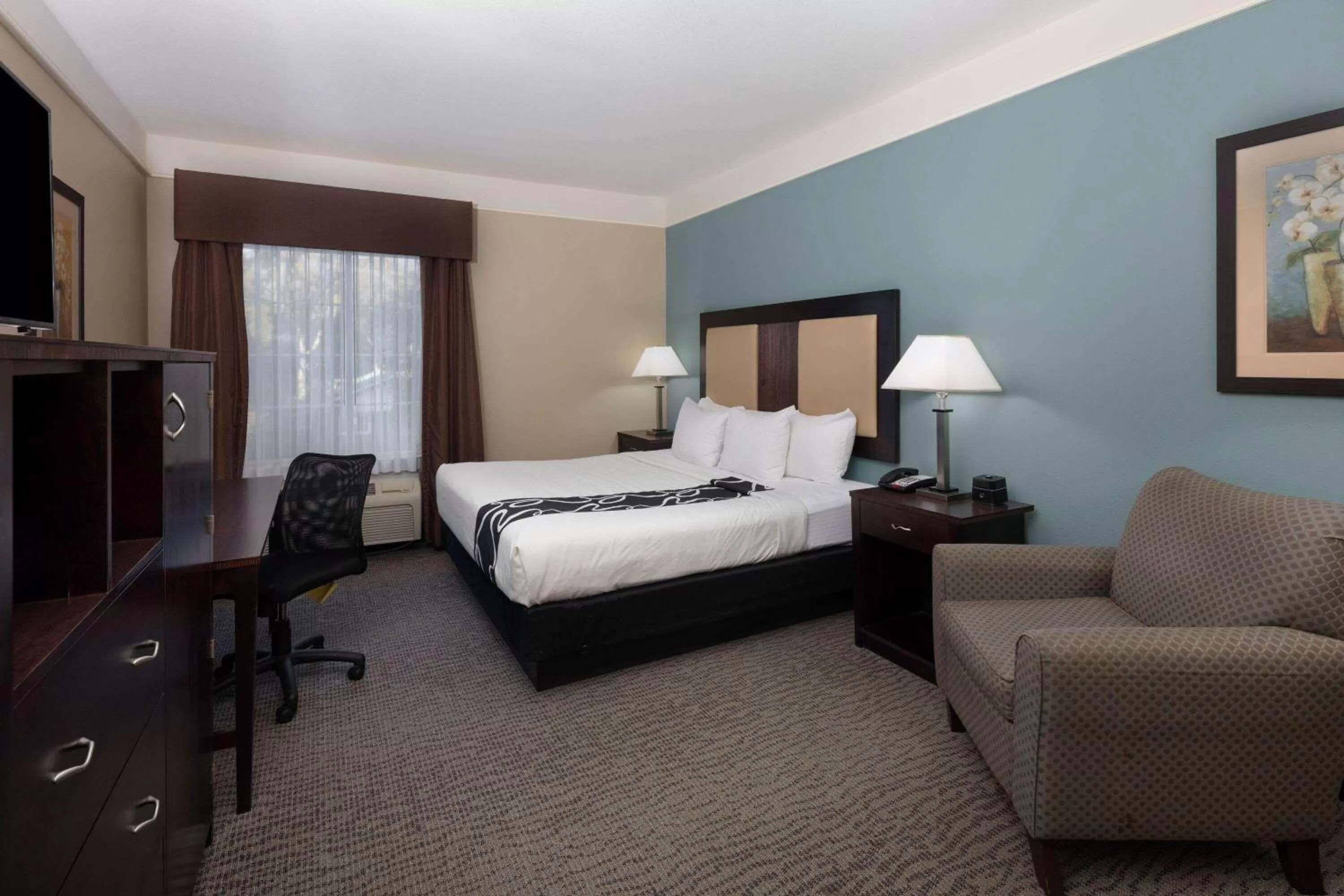 Photo of the whole room, Bed in La Quinta by Wyndham Savannah Airport - Pooler