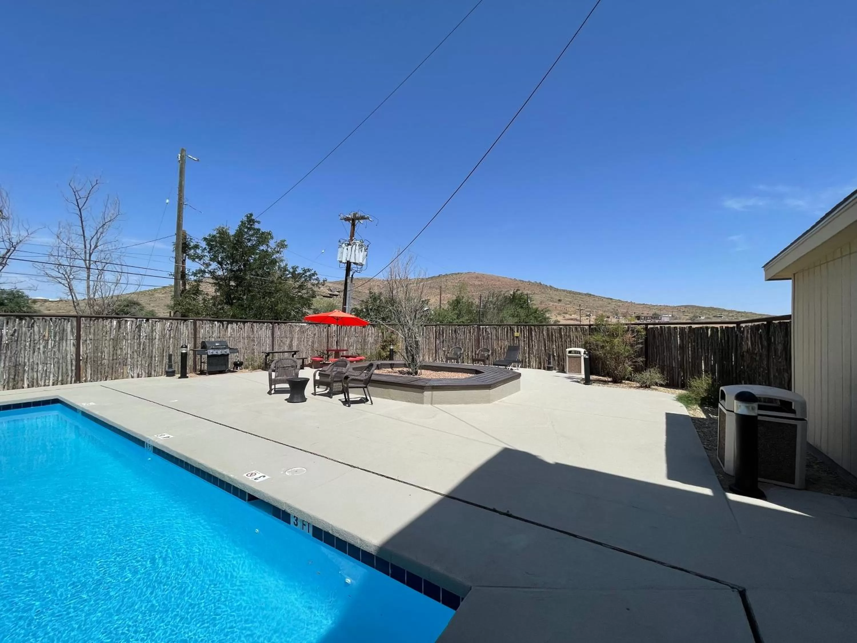 Swimming pool in Quality Inn Alpine