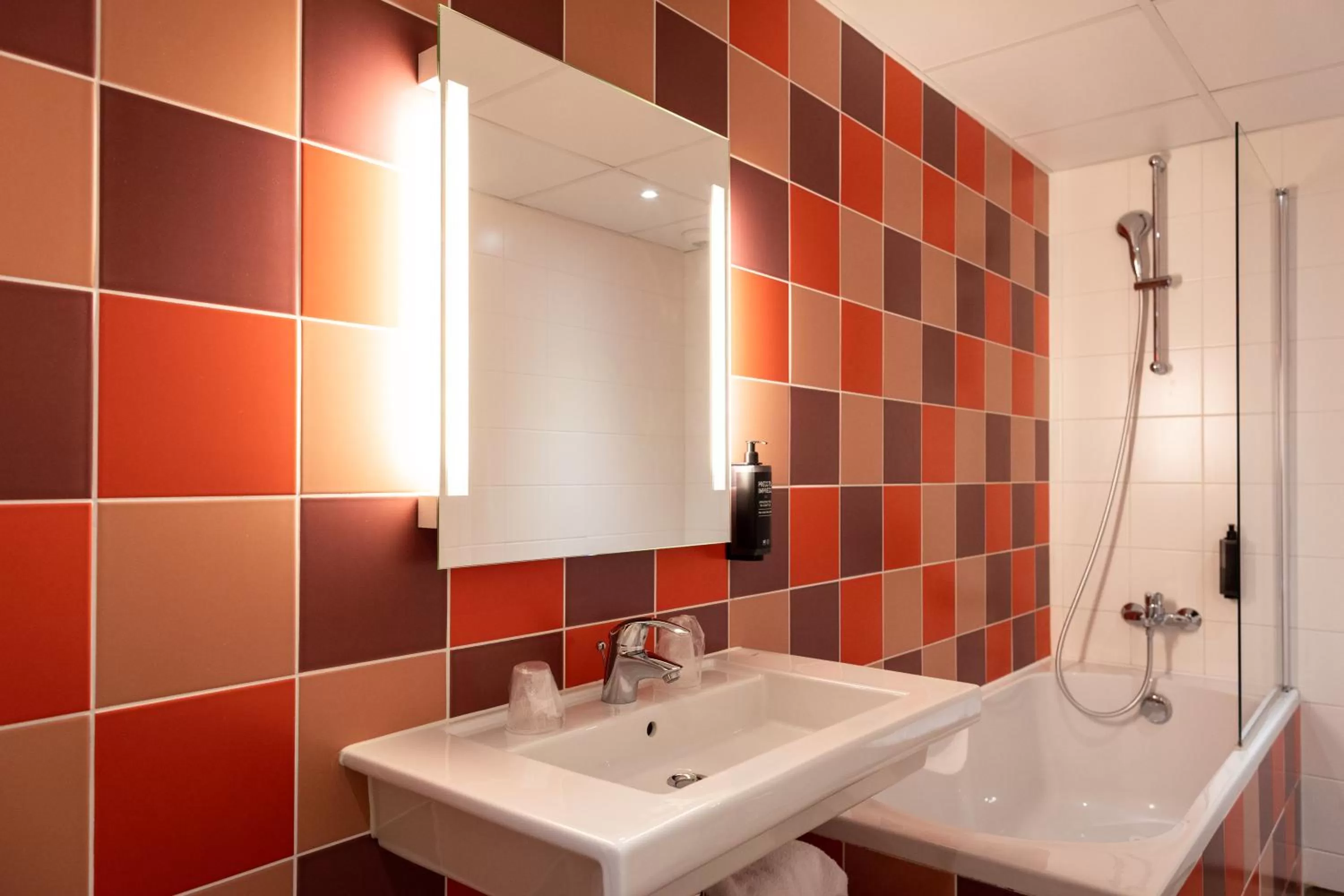 Bathroom in ibis styles Albi Centre Le Theatro