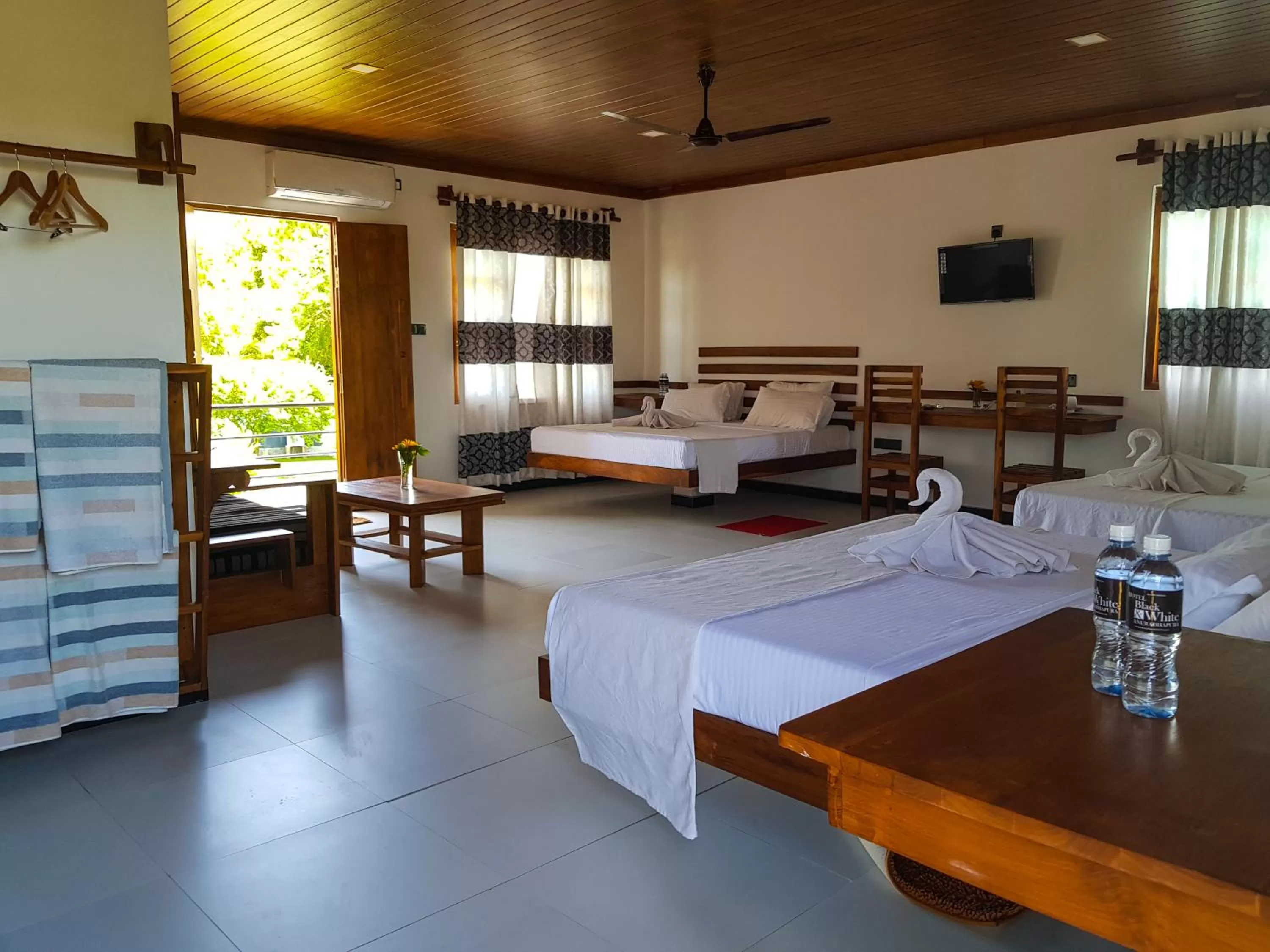 Living room, Bed in Eco Hotel Black & White - Anuradhapura