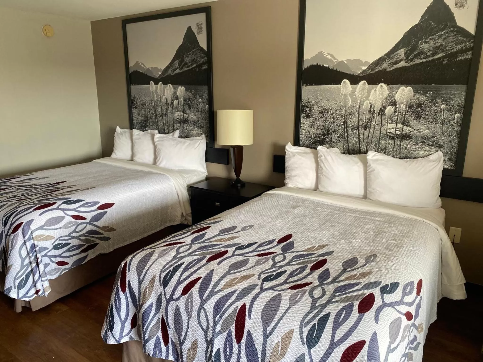 Bedroom, Bed in Red Roof Inn Savannah North I-95 - Port Wentworth