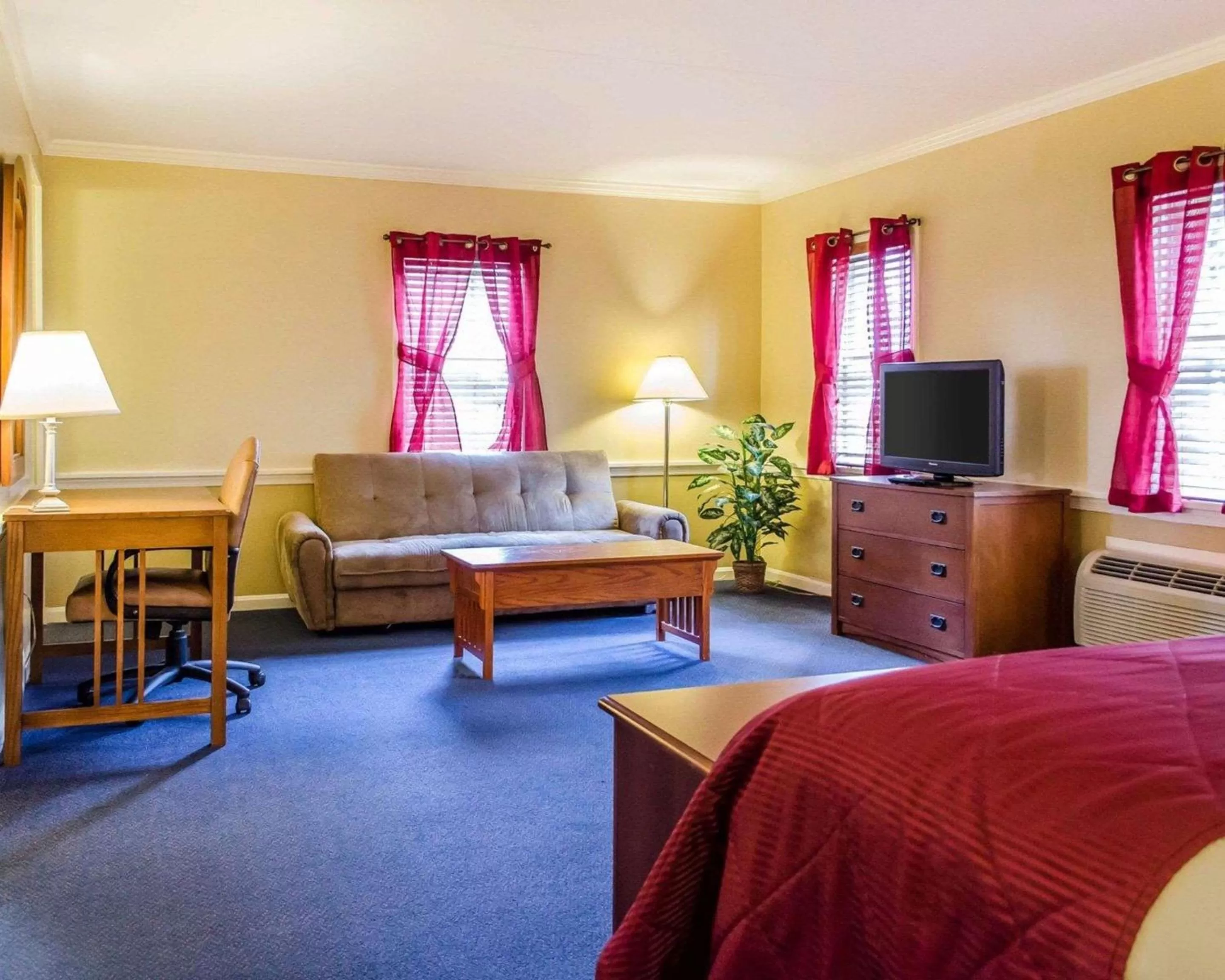 Photo of the whole room, Bed in Clarion Inn Strasburg - Lancaster