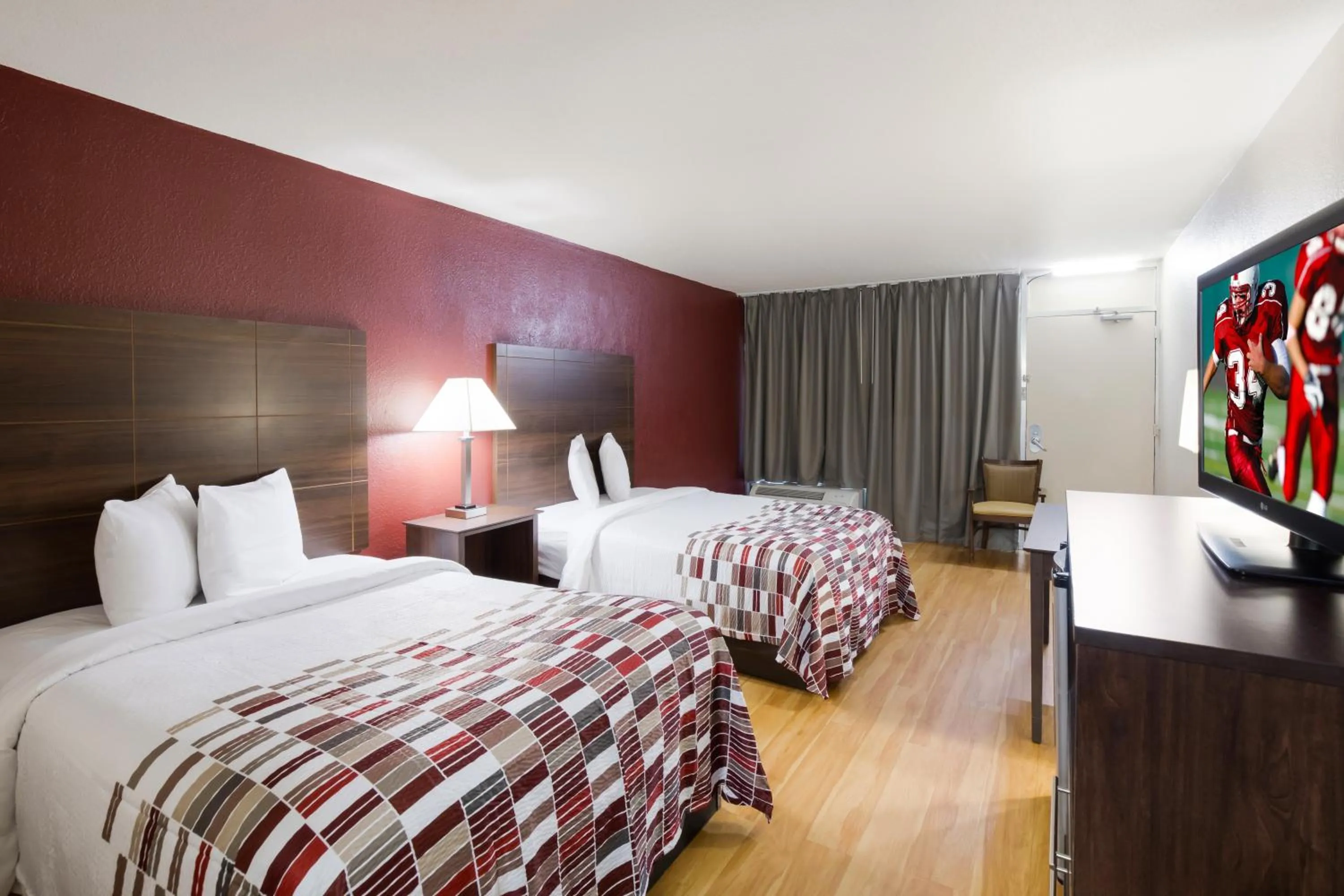 Photo of the whole room, Bed in Horizon Inn & Suites