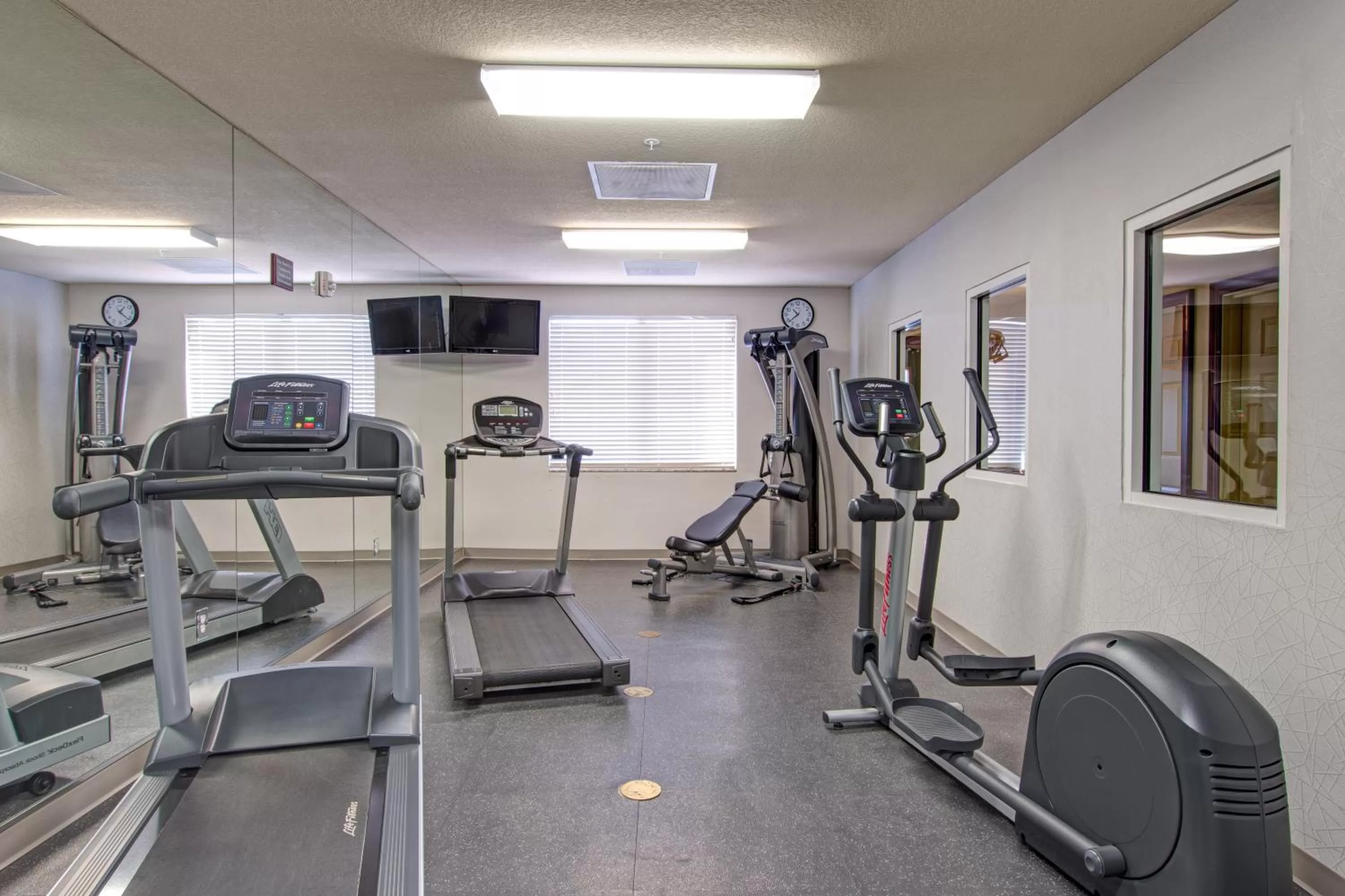 Fitness centre/facilities in Country Inn & Suites by Radisson, St Petersburg - Clearwater, FL