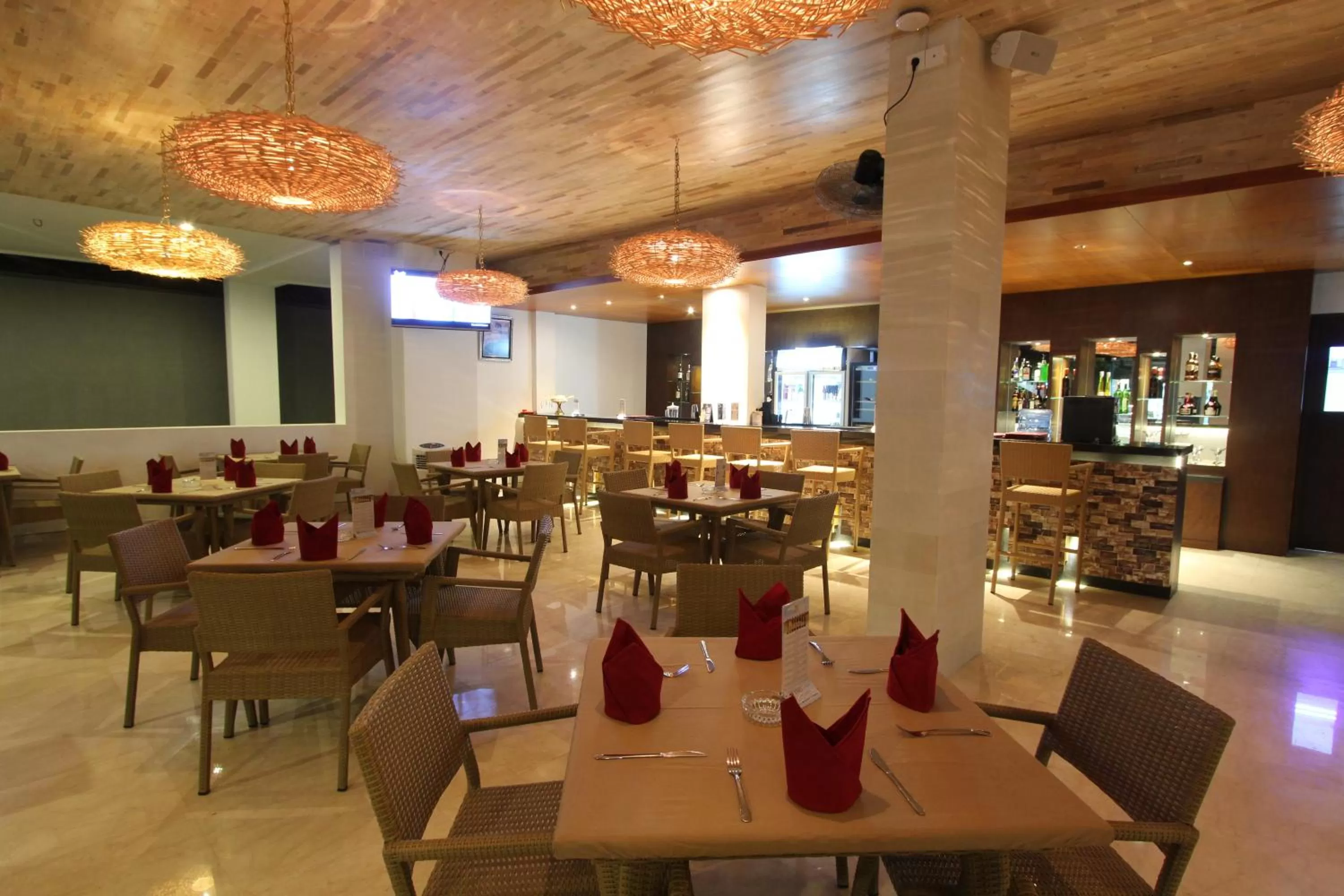 Restaurant/places to eat in Grand La Walon Hotel