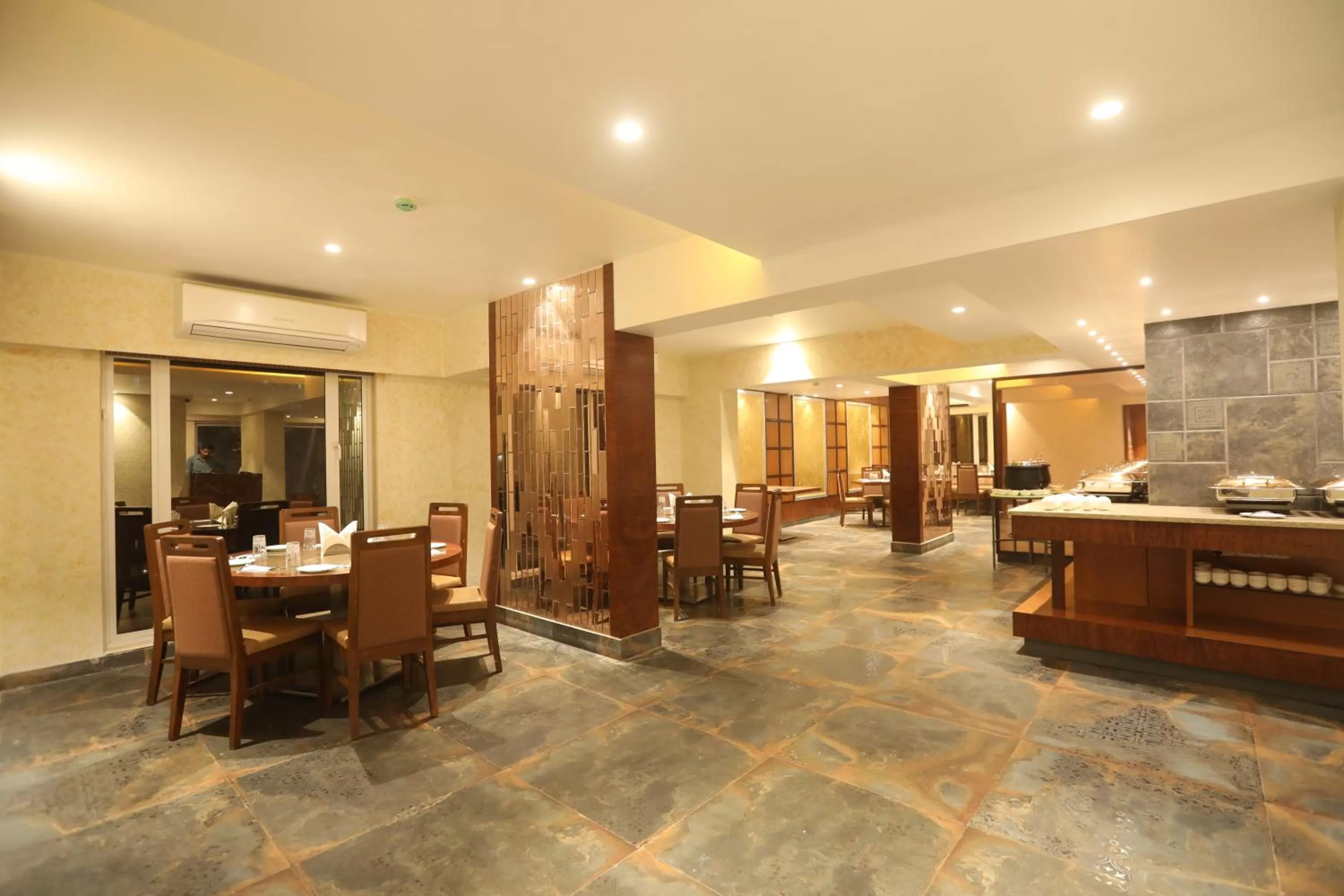 Restaurant/places to eat in Hotel Cliffton