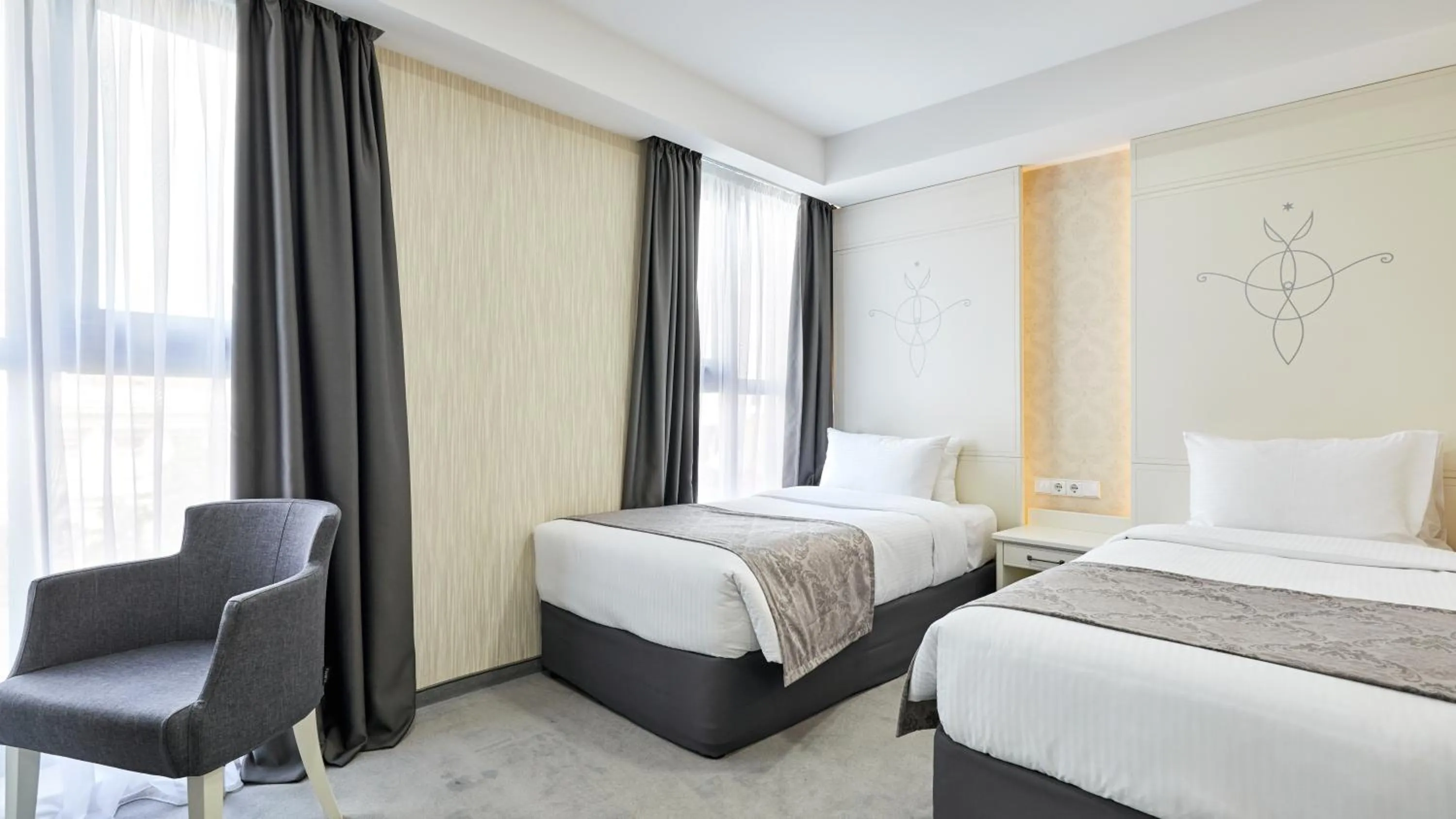 Bedroom, Bed in Gallery Palace Hotel