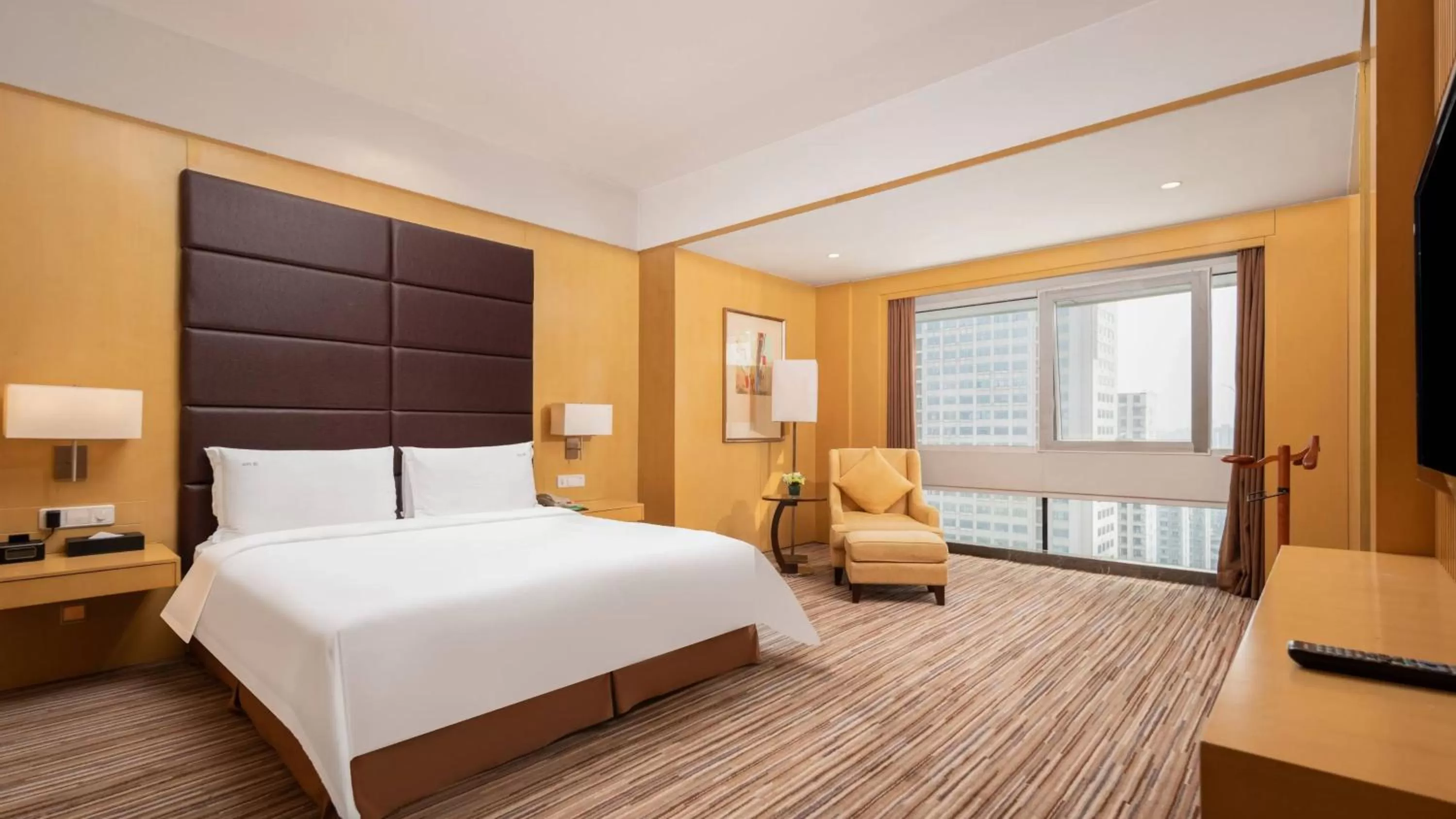 Photo of the whole room, Bed in Holiday Inn Shijiazhuang Central by IHG