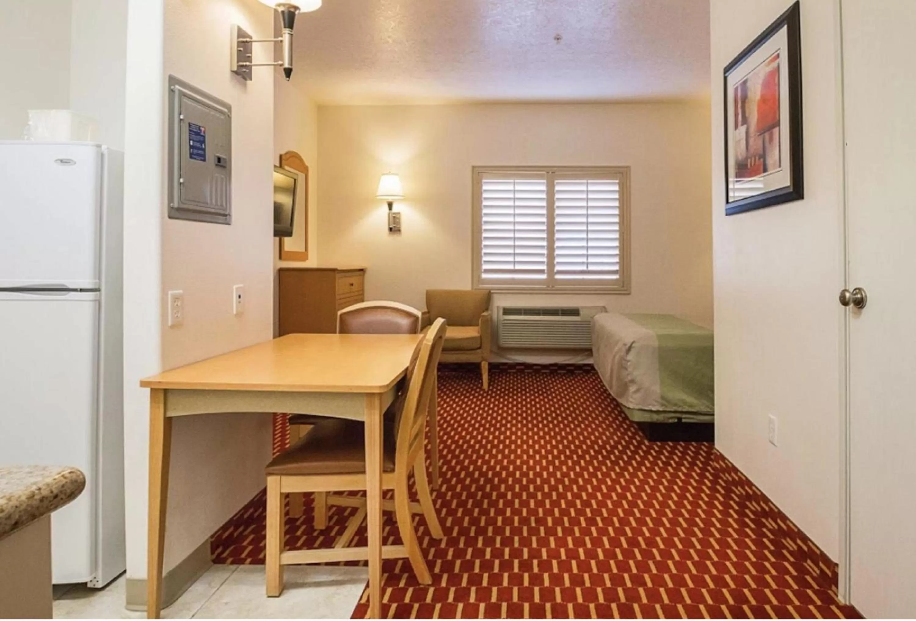 Kitchen or kitchenette, Seating Area in SureStay Plus Hotel by Best Western Vernal