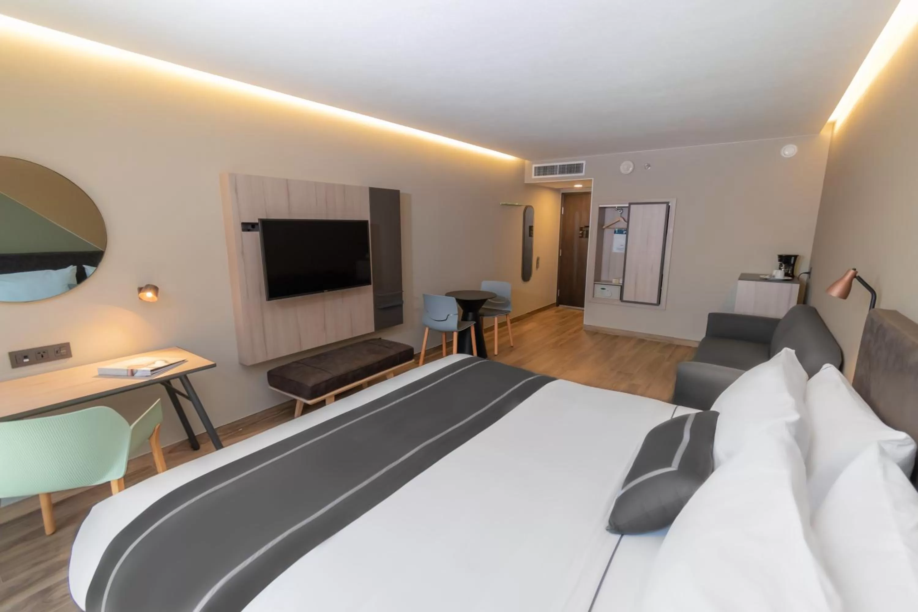 Photo of the whole room, Bed in Highland Chihuahua