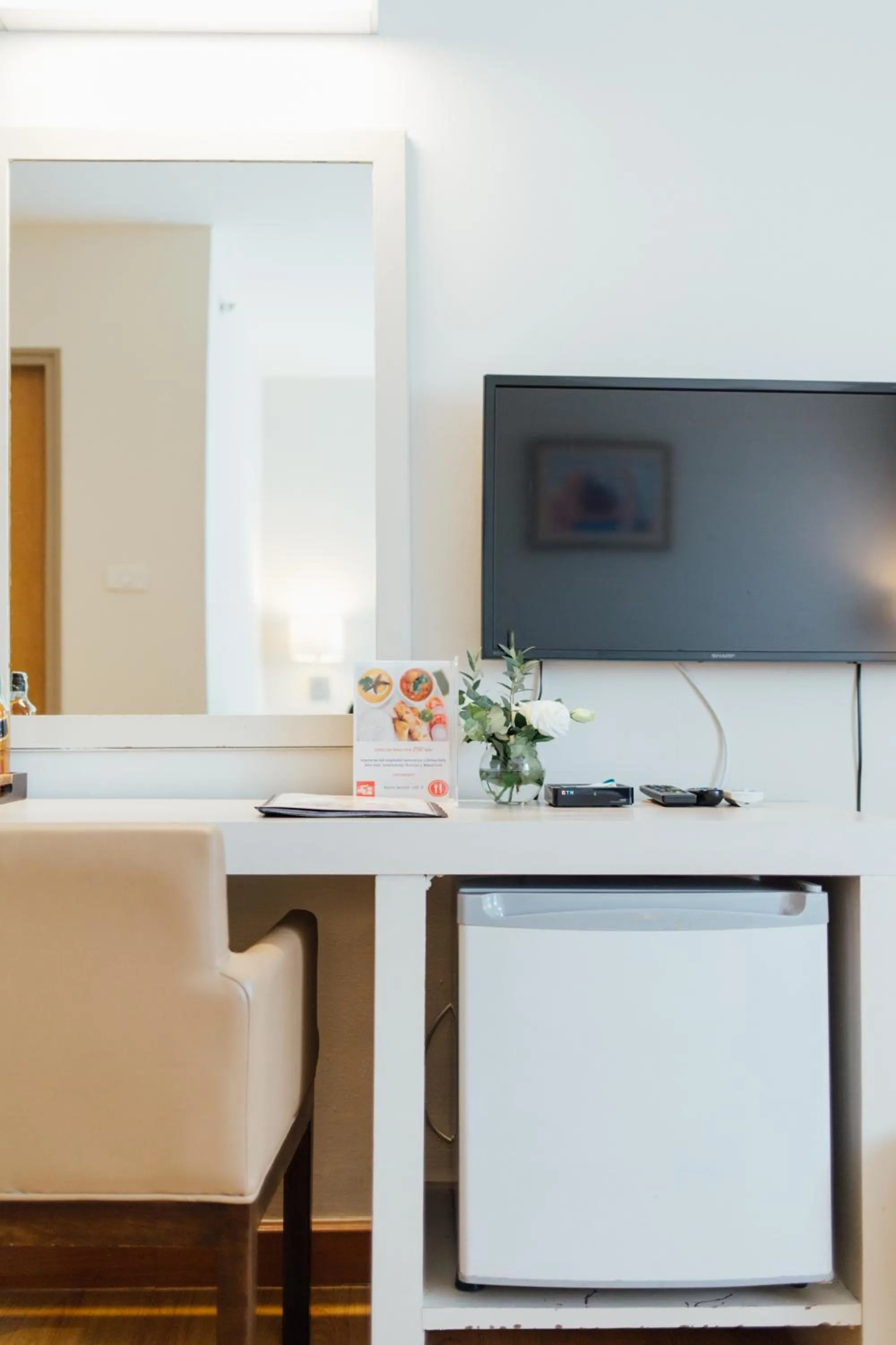 TV and multimedia in Seasons Siam Hotel