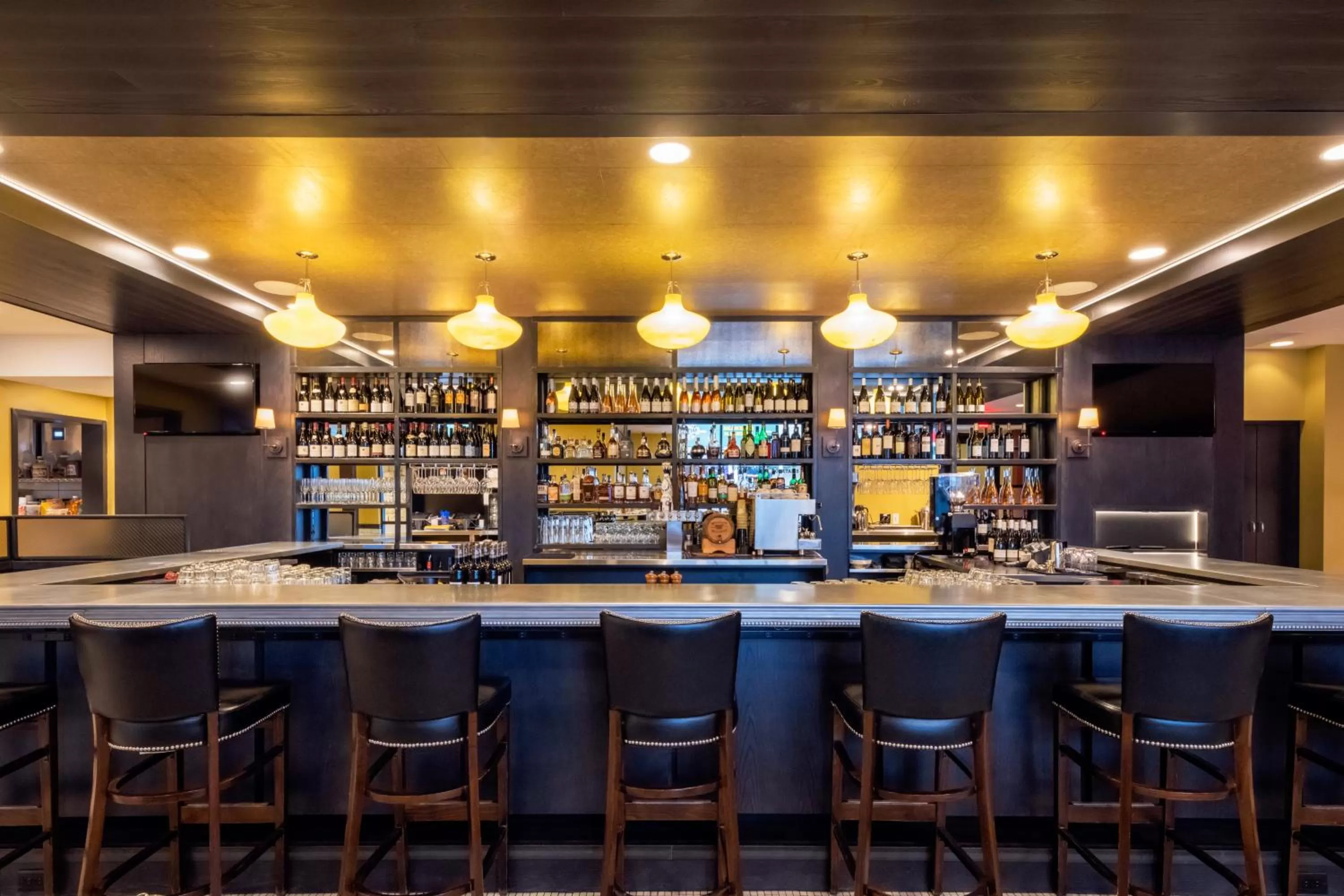 Lounge or bar in The Cloudveil, Autograph Collection