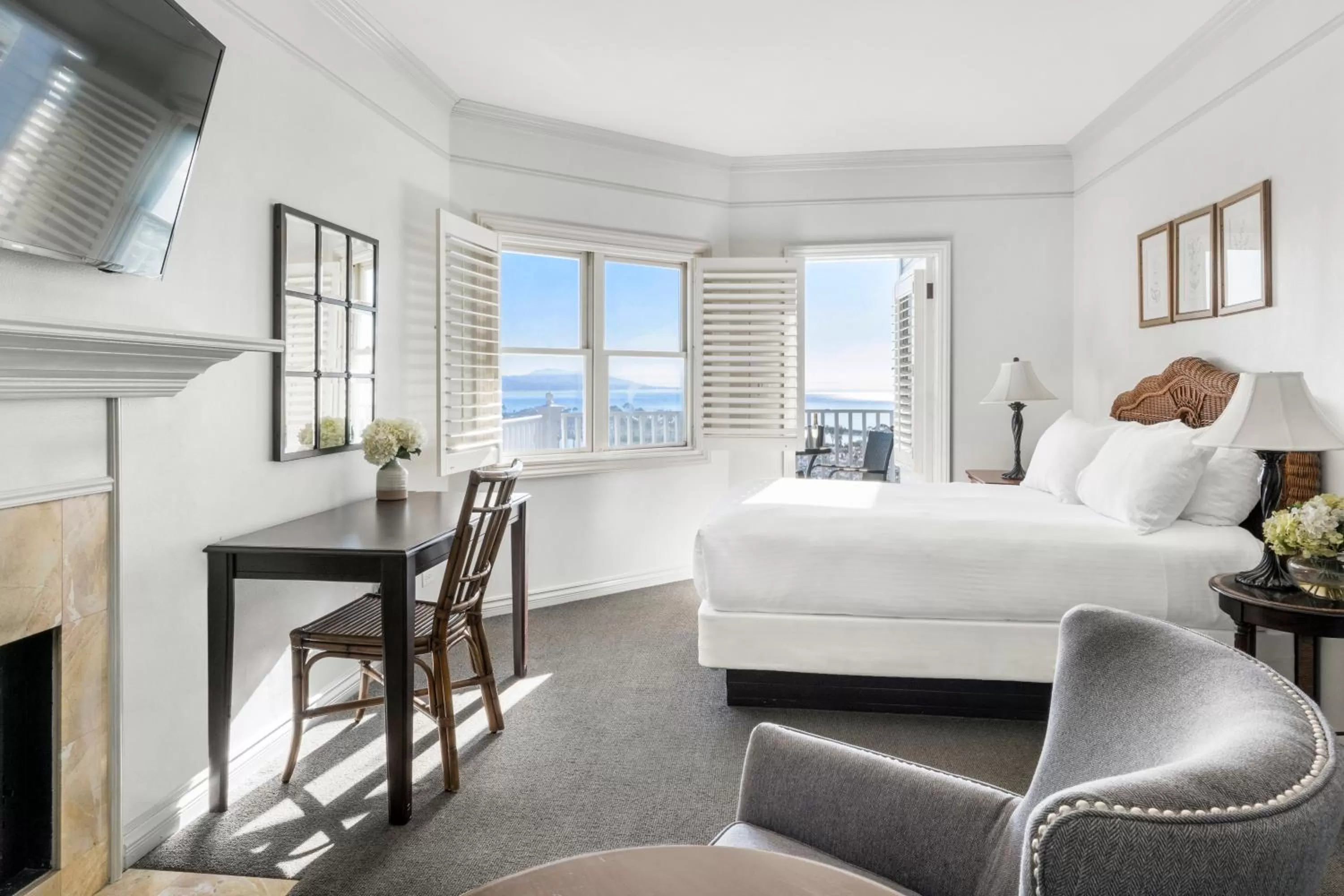 Photo of the whole room, Bed in Blue Lantern Inn, A Four Sisters Inn