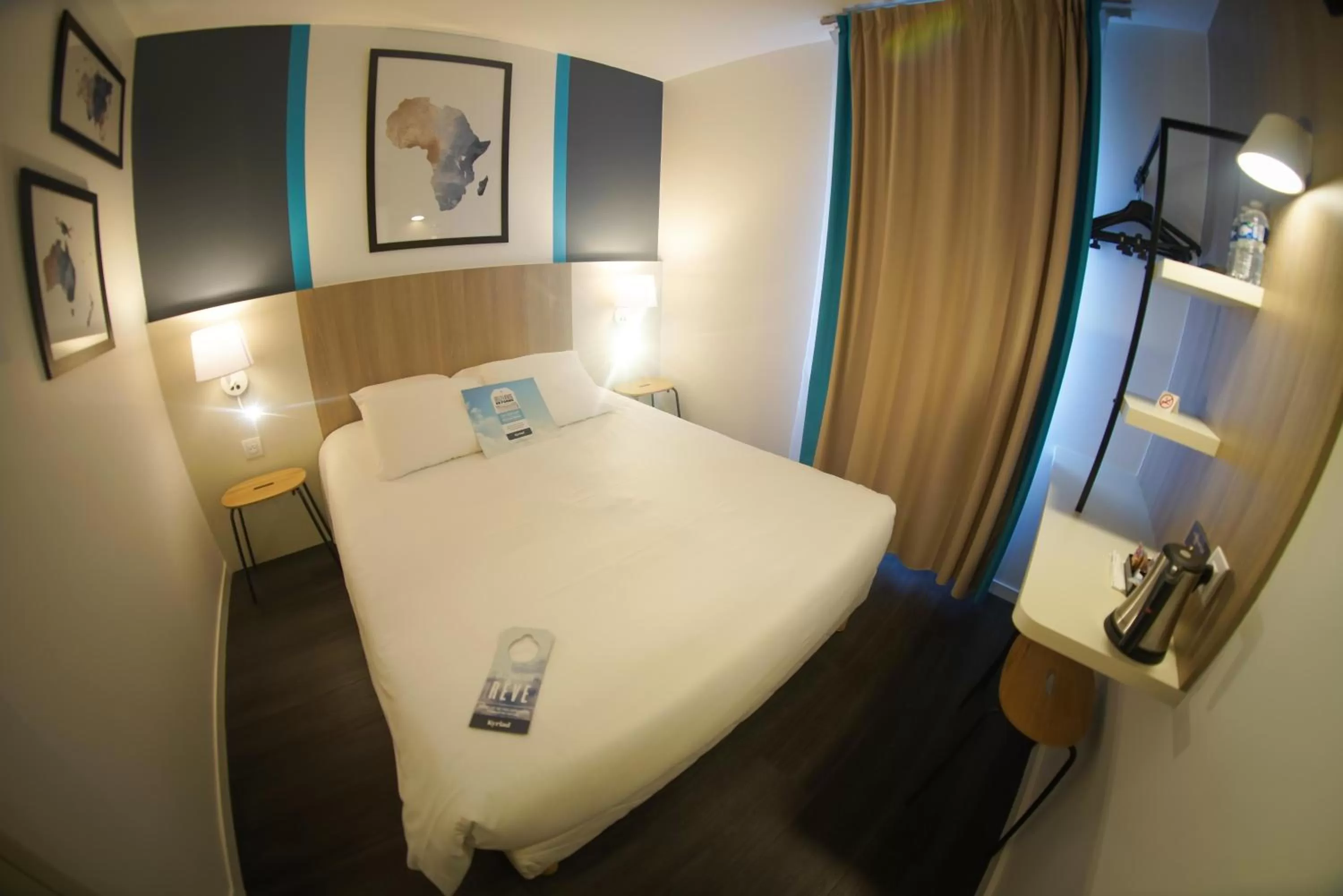 Bed in Kyriad Hôtel La Fleche