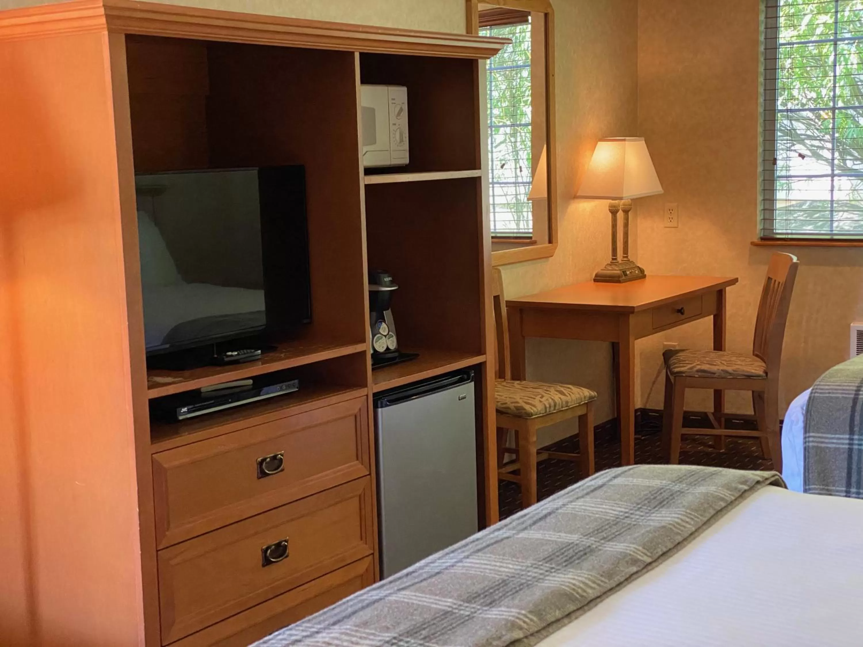 Kitchen or kitchenette, Bed in Cousin's Country Inn