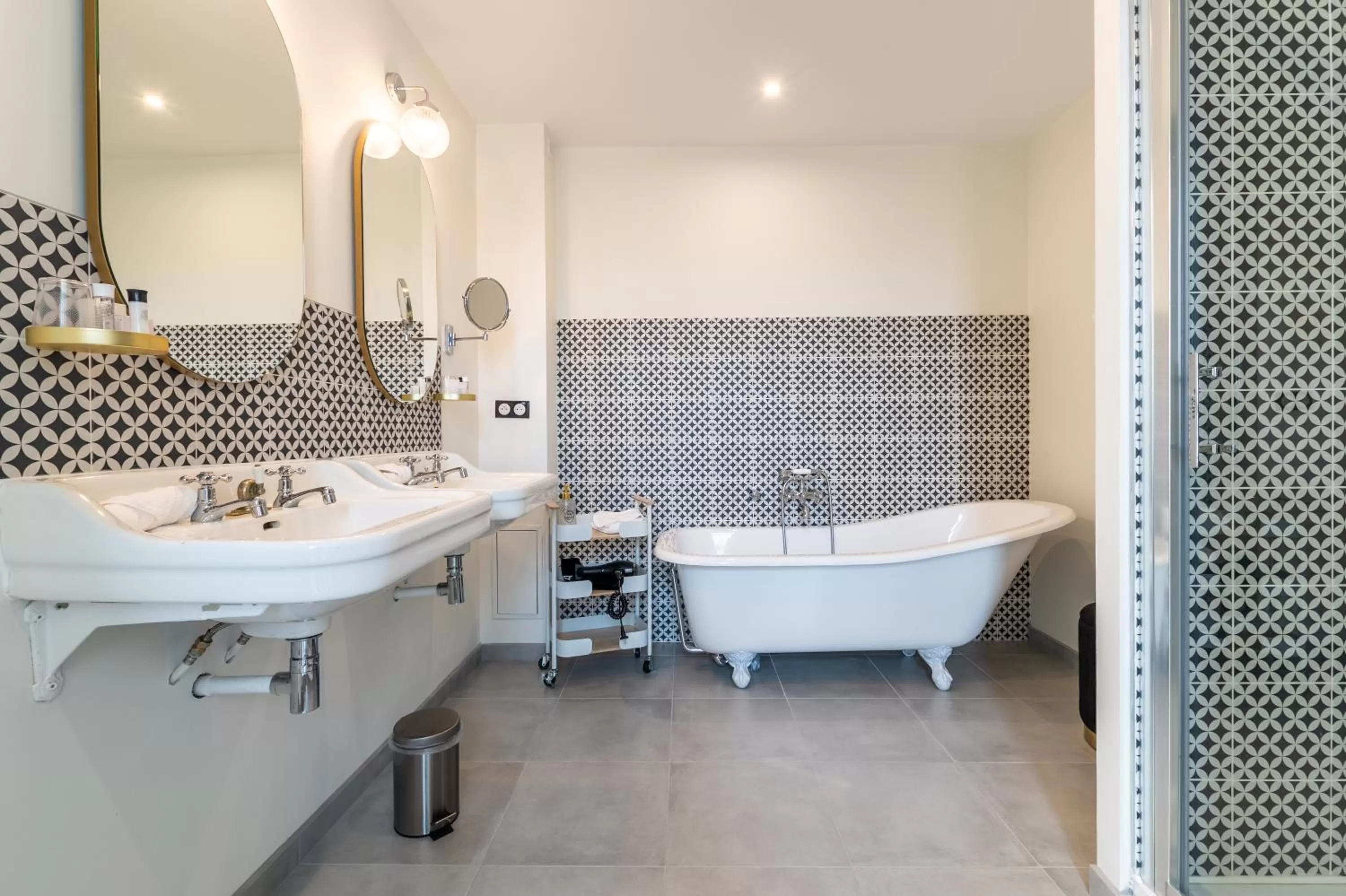 Shower in Hôtel Échappée en Baie - Parking privé gratuit dont forfaits bornes électriques réservable