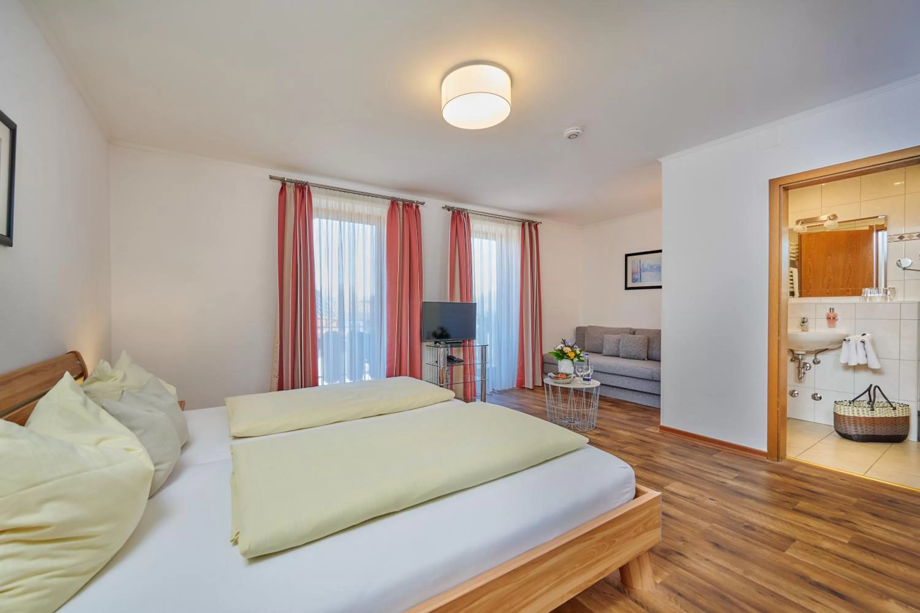 Photo of the whole room in Hotel Restaurant Zum Goldenen Anker mit Hallenbad