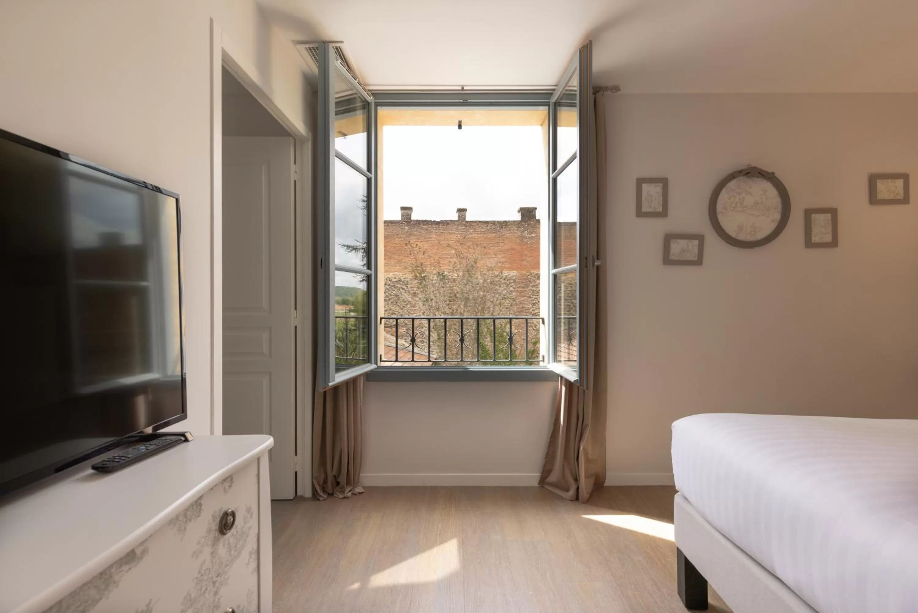 View (from property/room), Bed in Hôtel-Restaurant des Augustins