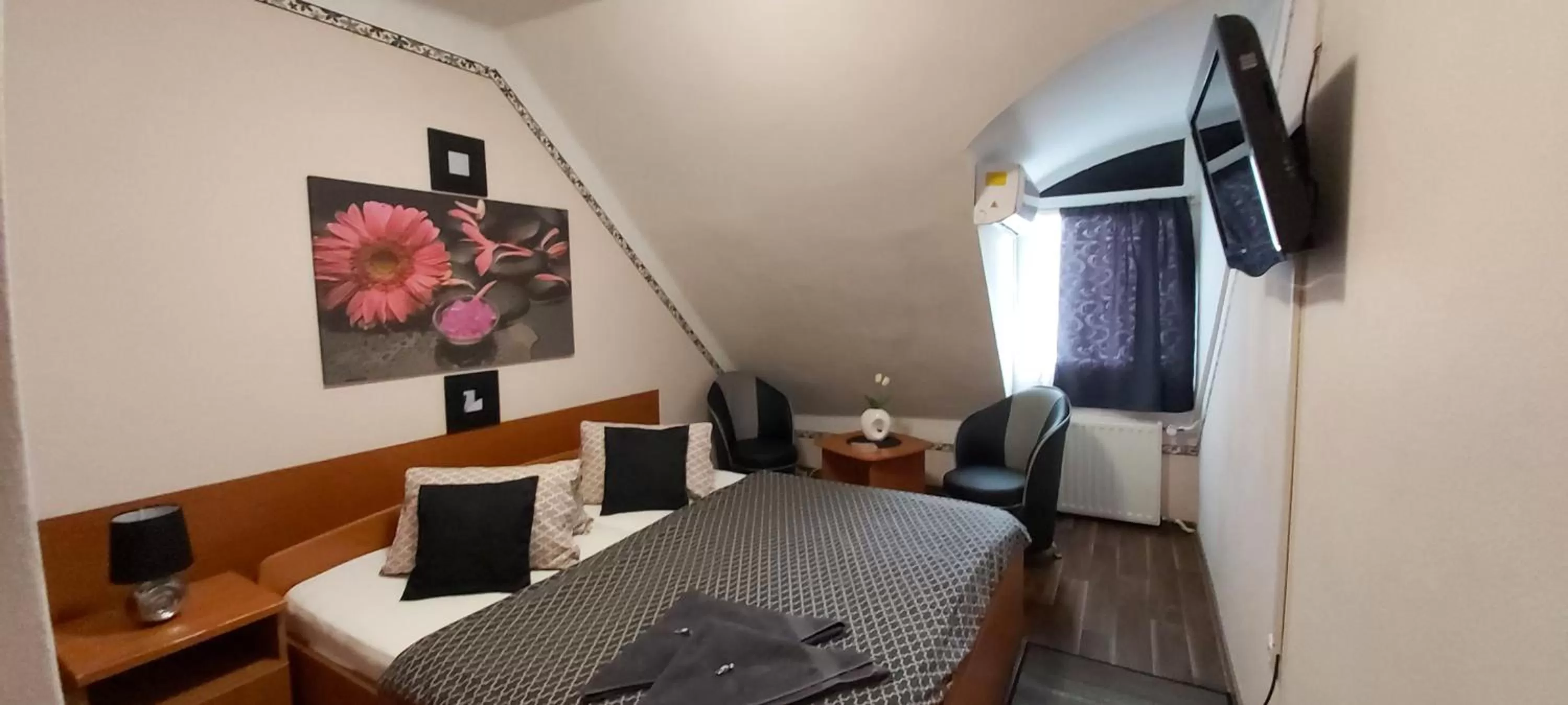 TV/Entertainment Center in Romantik Étterem - Panzió