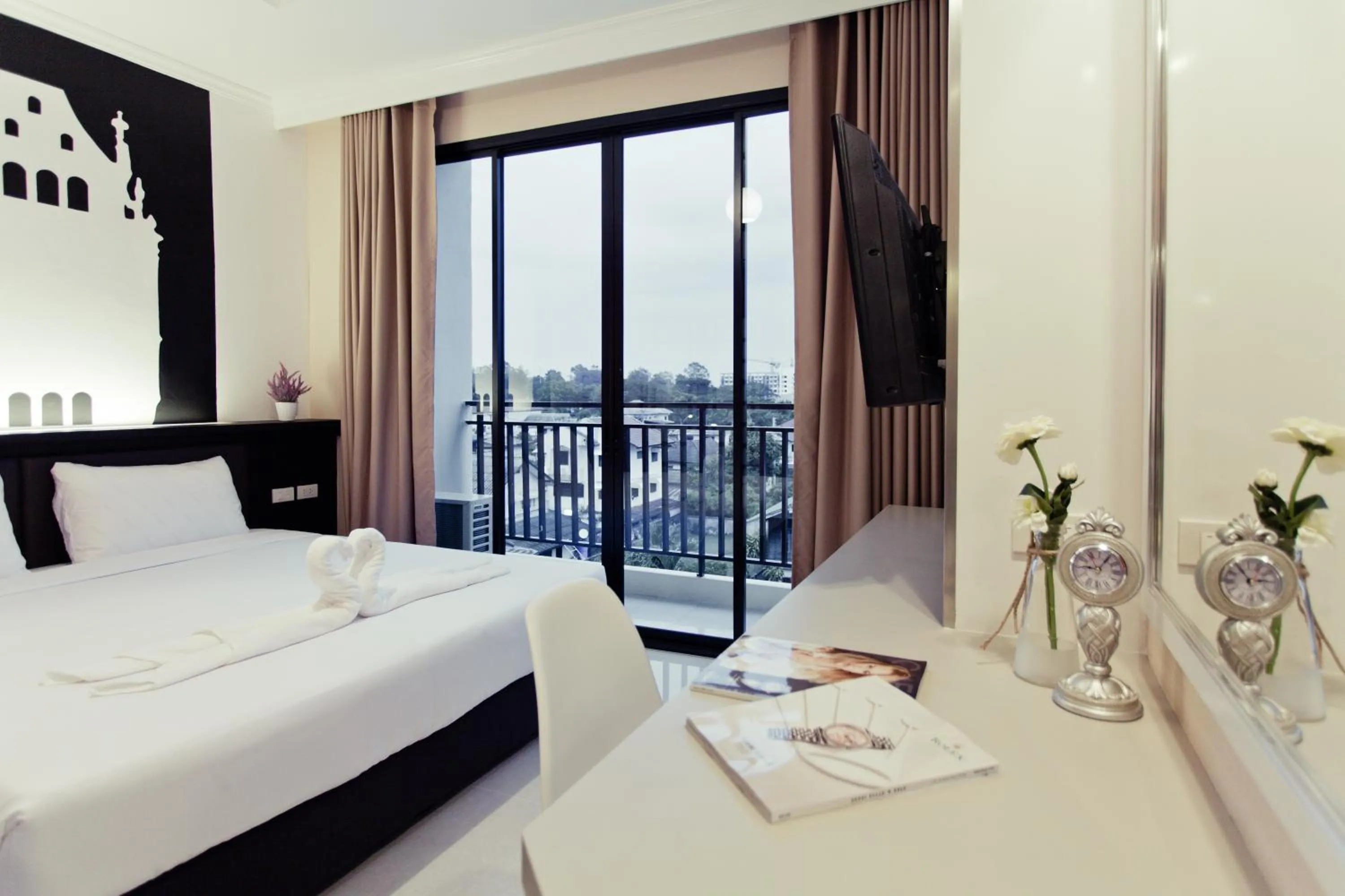 Photo of the whole room, Bed in The Proud Hotel