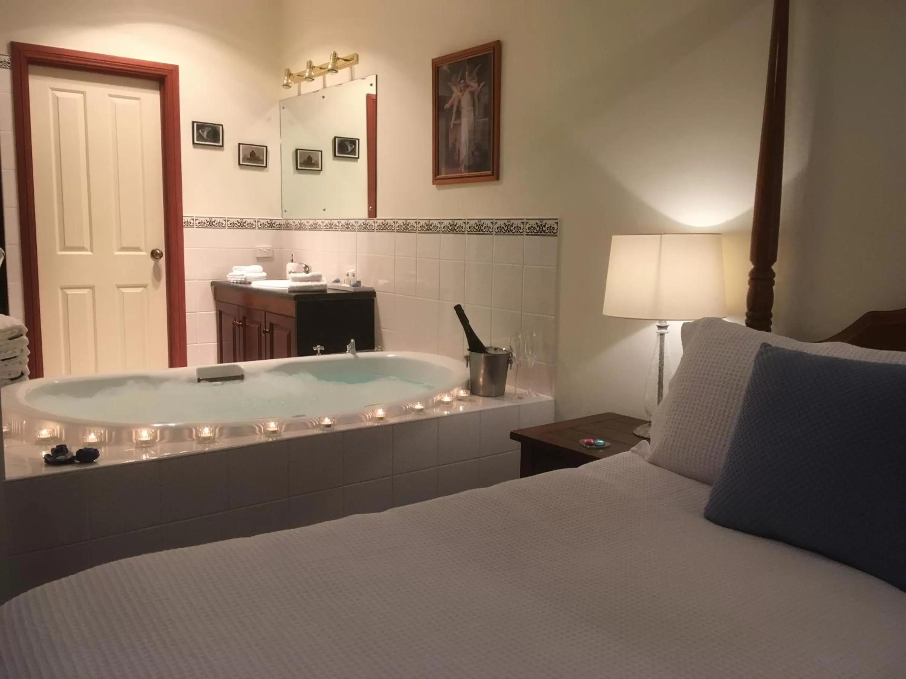 Bathroom in Wine and Roses Bed and Breakfast