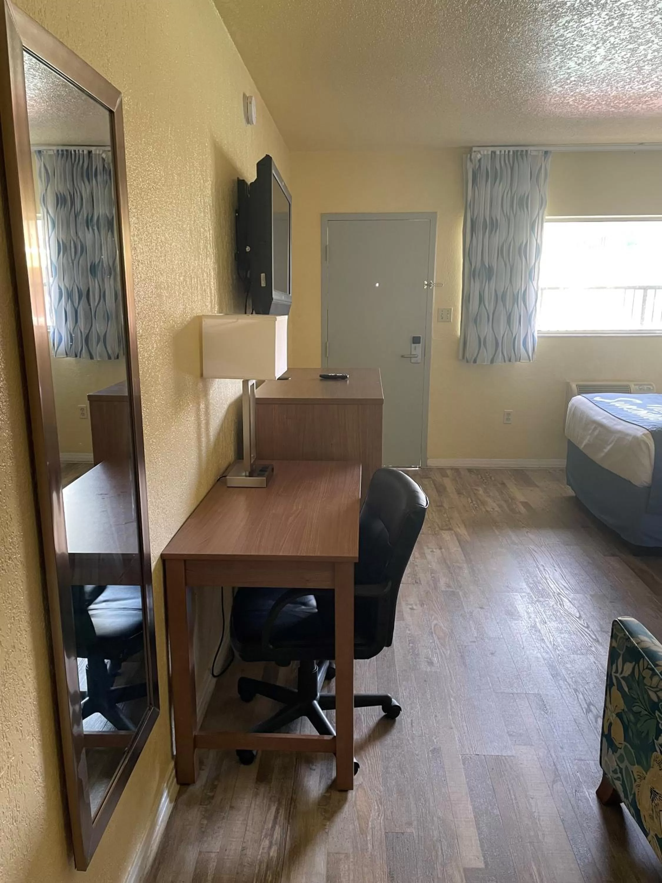 Bedroom, Bed in University Inn