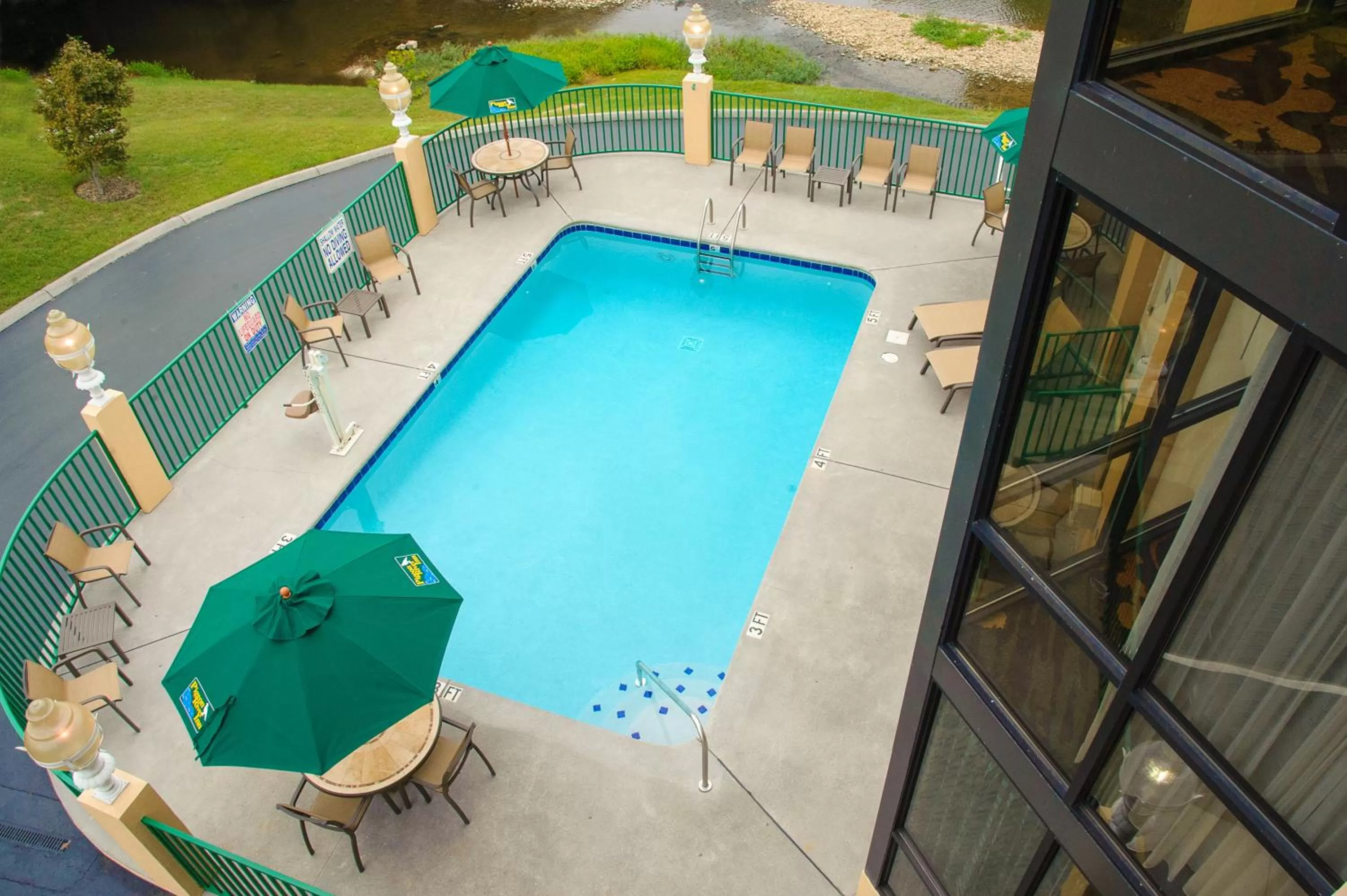 Swimming pool in Pigeon River Inn